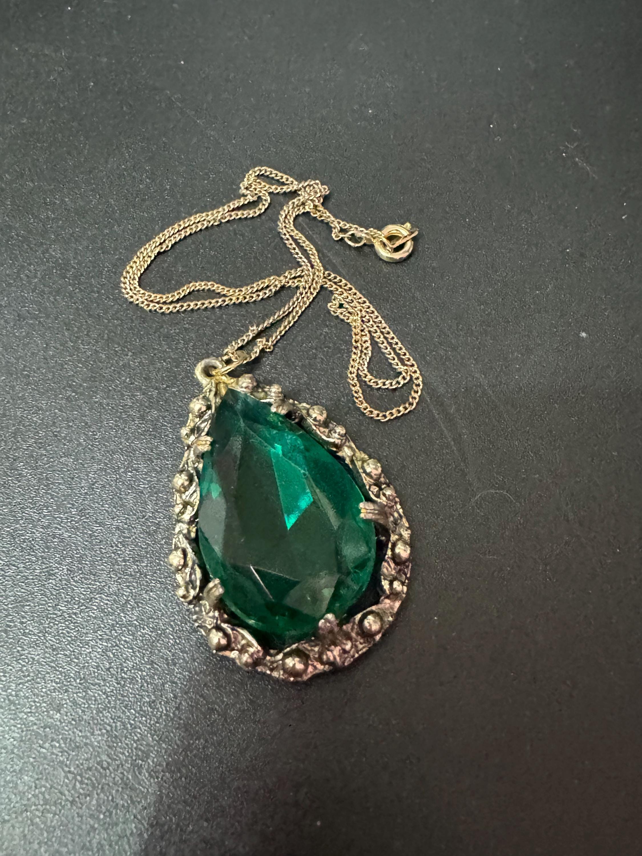 Emerald green chunky teardrop glass pendant necklace brutalist Vintage Modernist gold tone metal