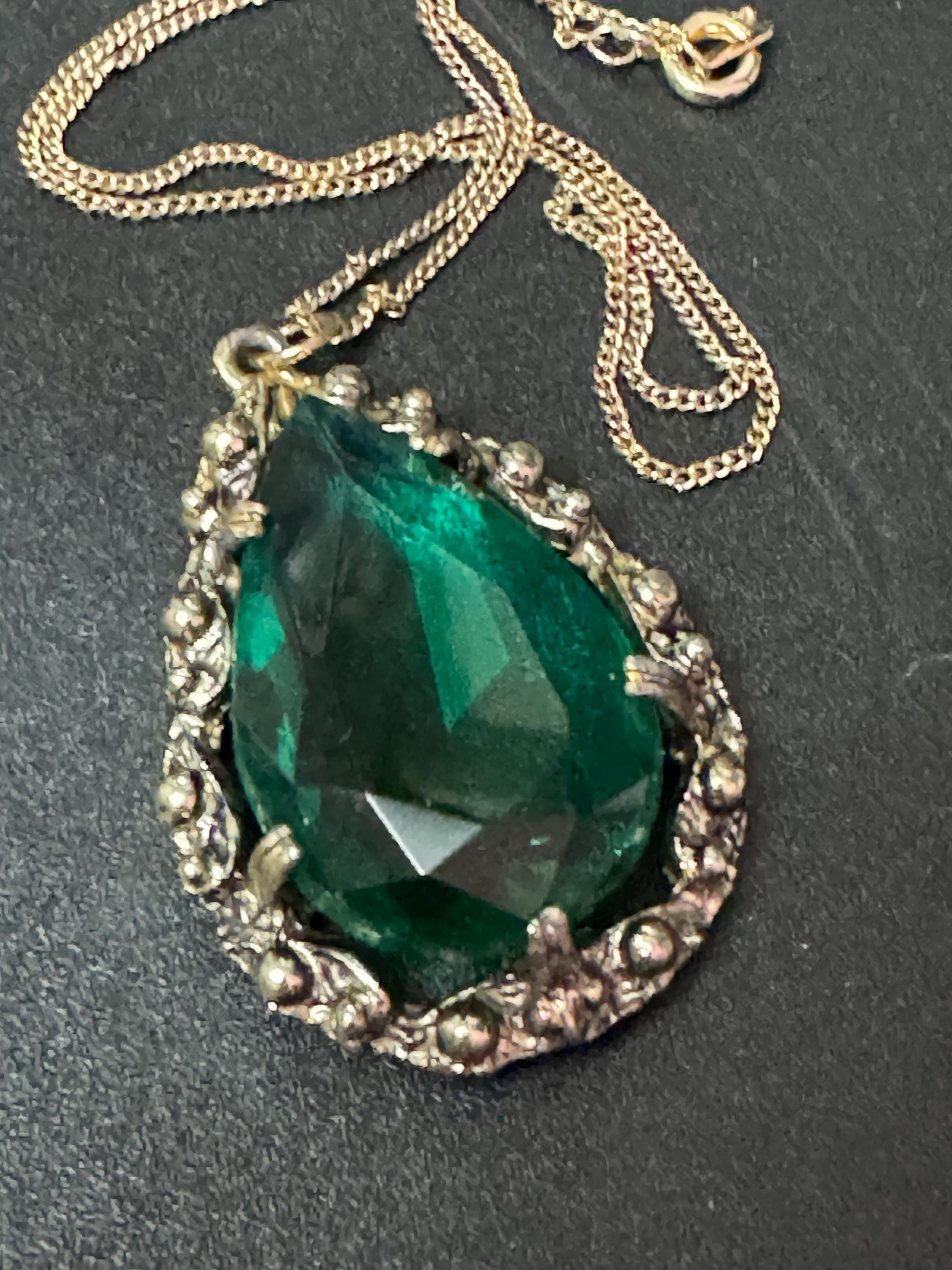 Emerald green chunky teardrop glass pendant necklace brutalist Vintage Modernist gold tone metal