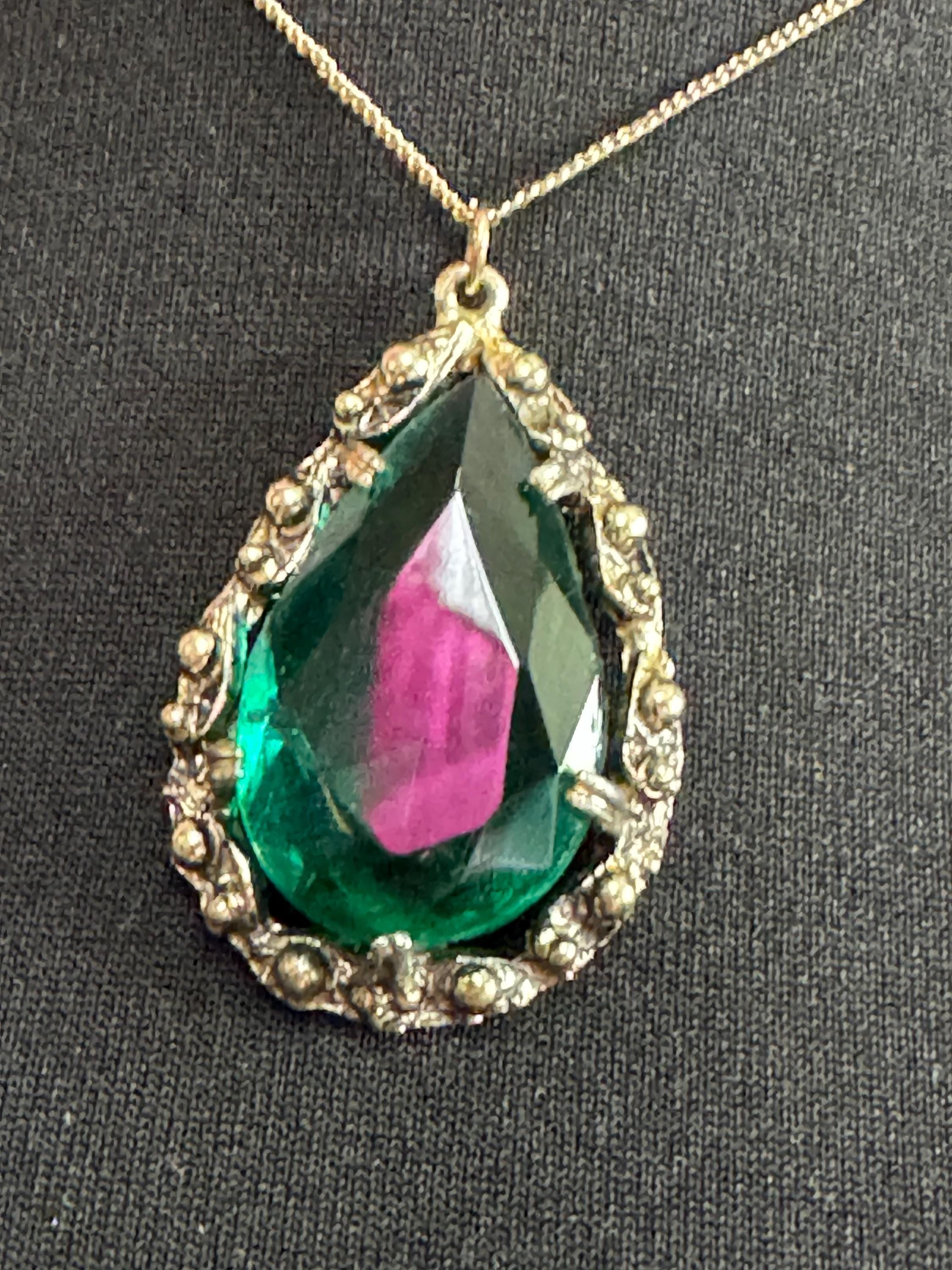 Emerald green chunky teardrop glass pendant necklace brutalist Vintage Modernist gold tone metal