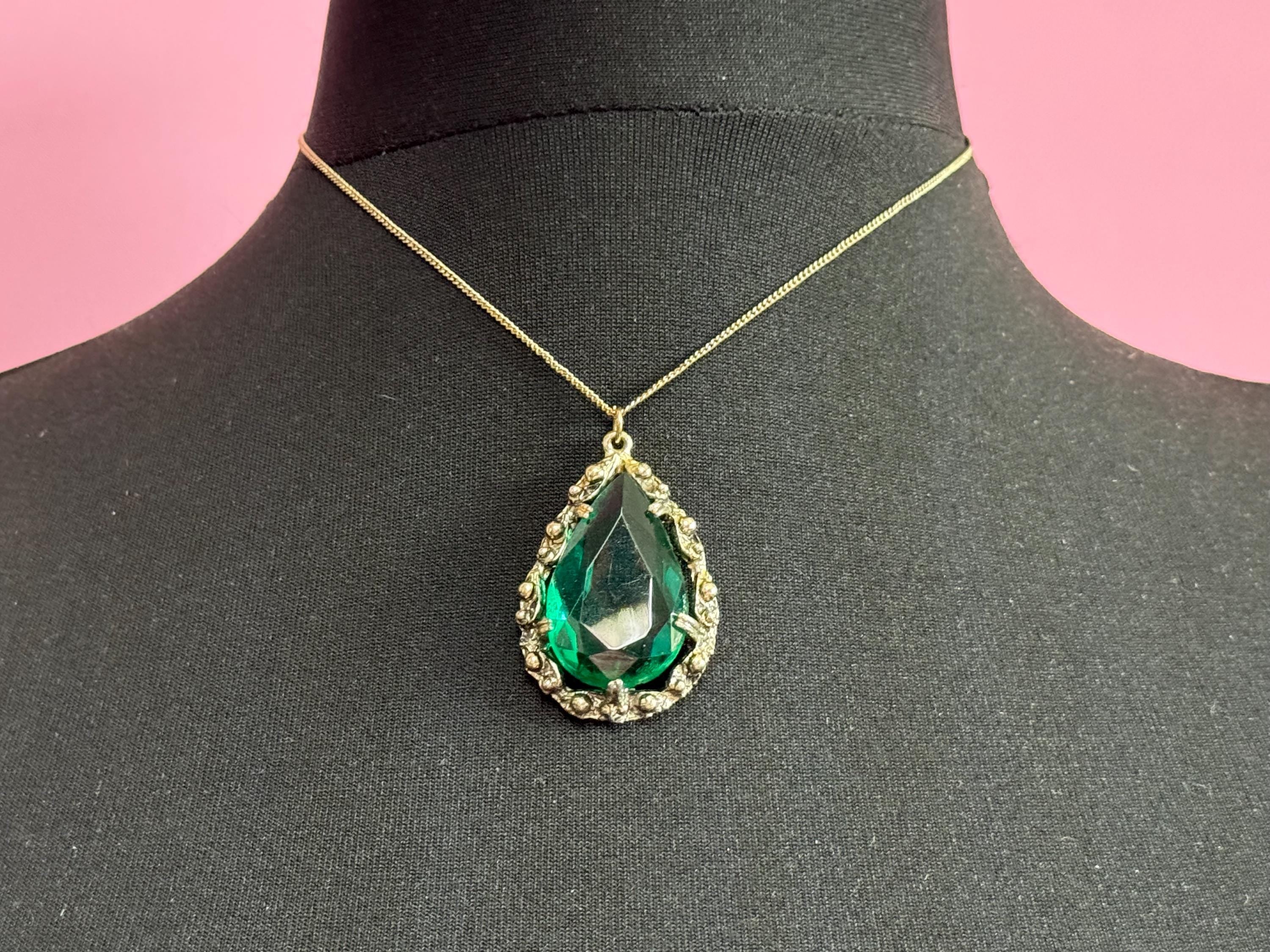 Emerald green chunky teardrop glass pendant necklace brutalist Vintage Modernist gold tone metal