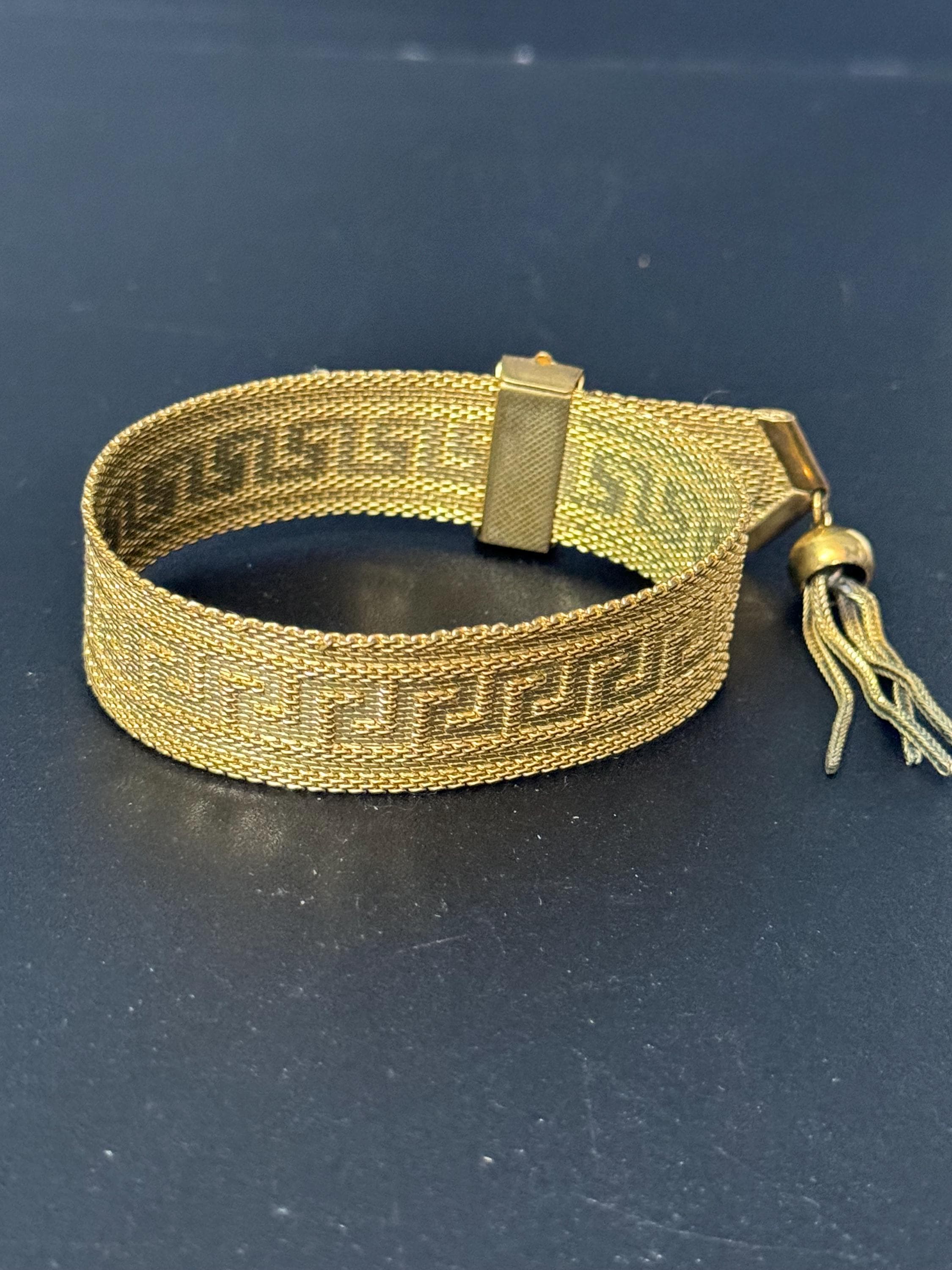 1970s Greek key design gold tone articulated flat 2cm wide tassel bracelet 19.5