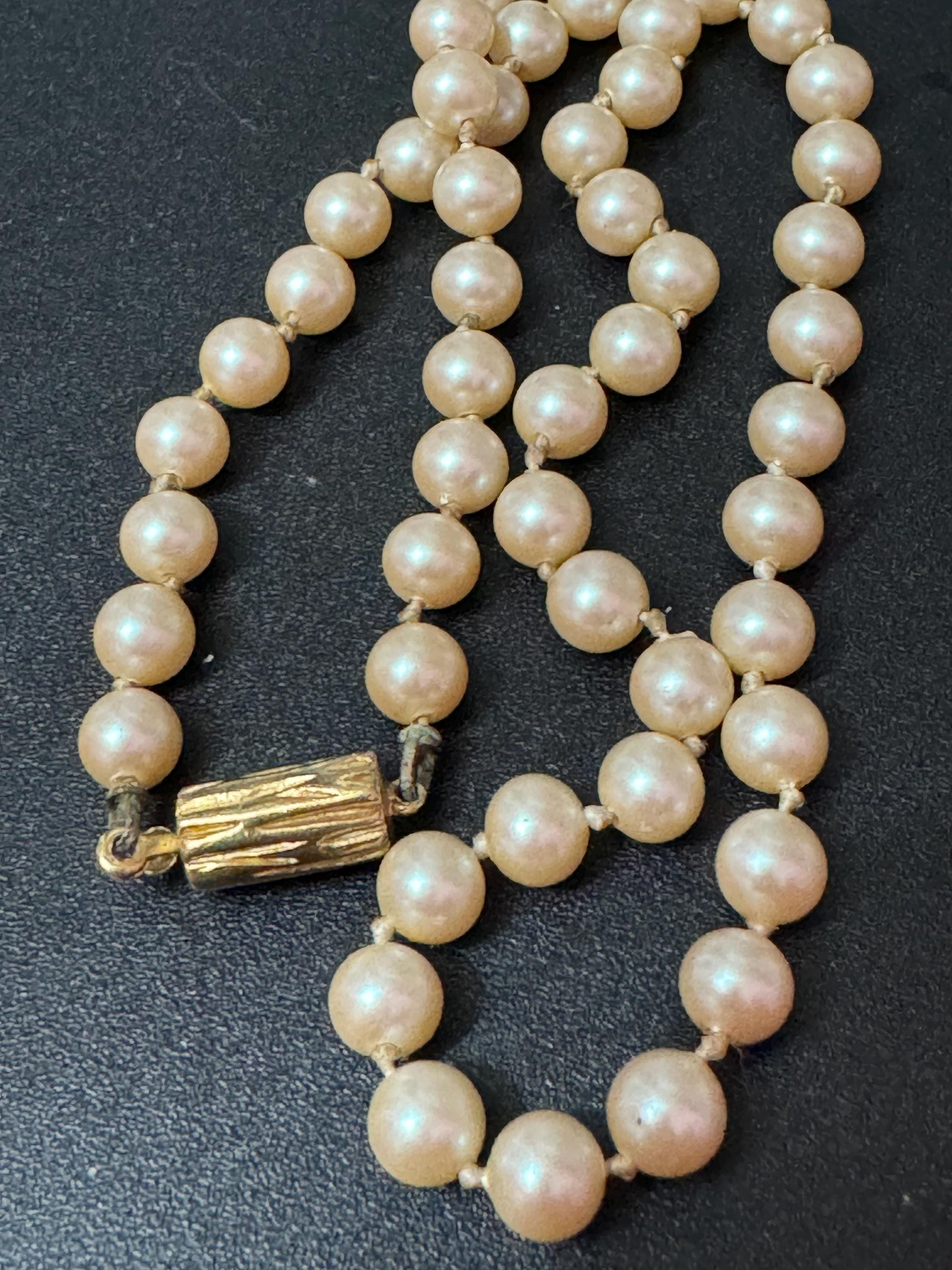 Signed Napier 1970s Vintage cream glass pearl necklace gold tone bark finish clasp 40cm
