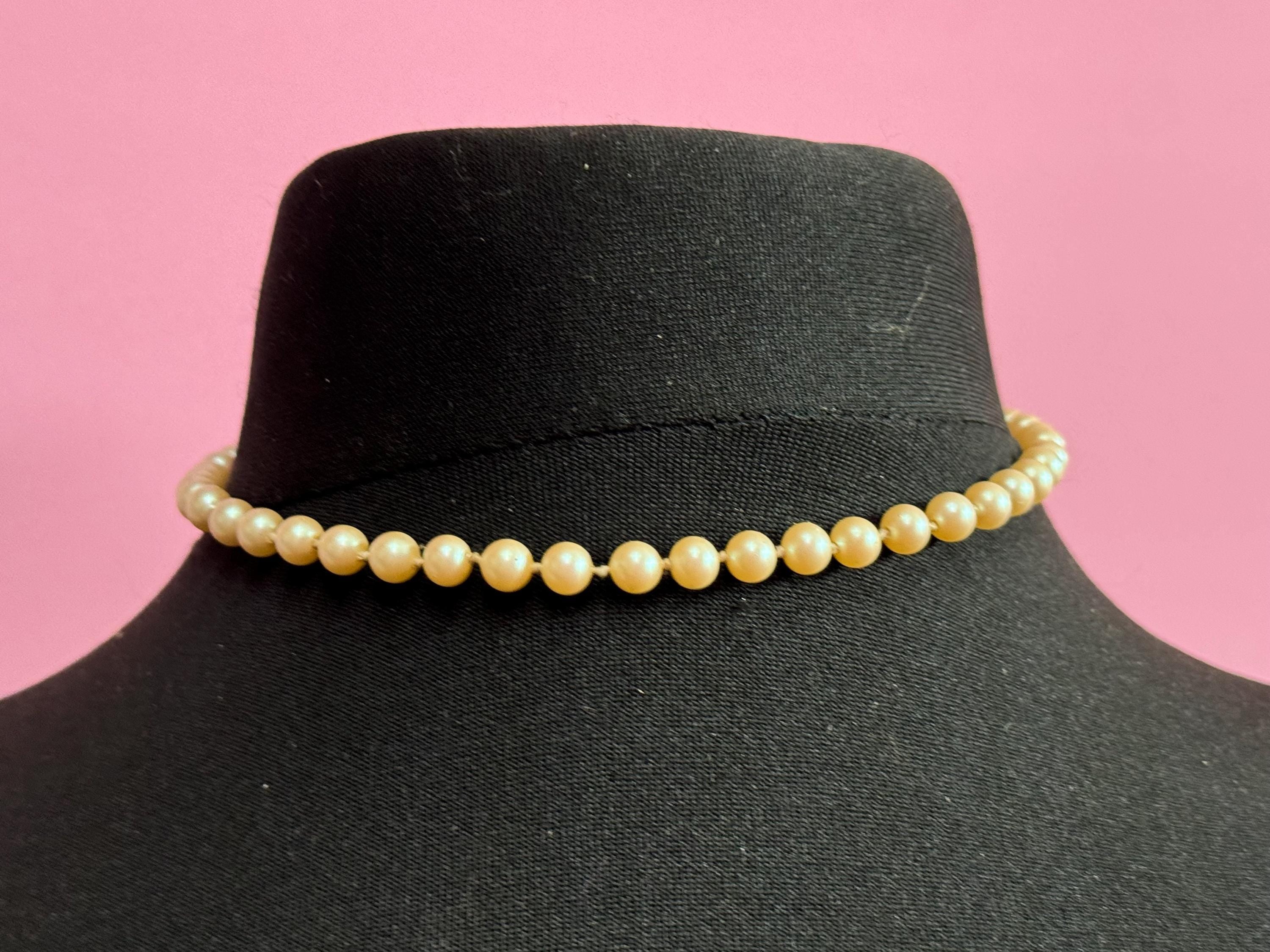 Signed Napier 1970s Vintage cream glass pearl necklace gold tone bark finish clasp 40cm