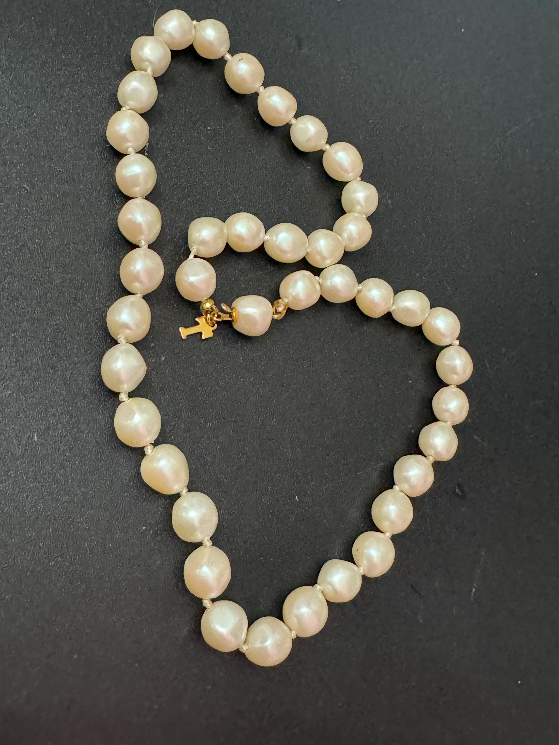 Signed Trifari Vintage cream glass pearl necklace gold tone concealed pin clasp 40cm