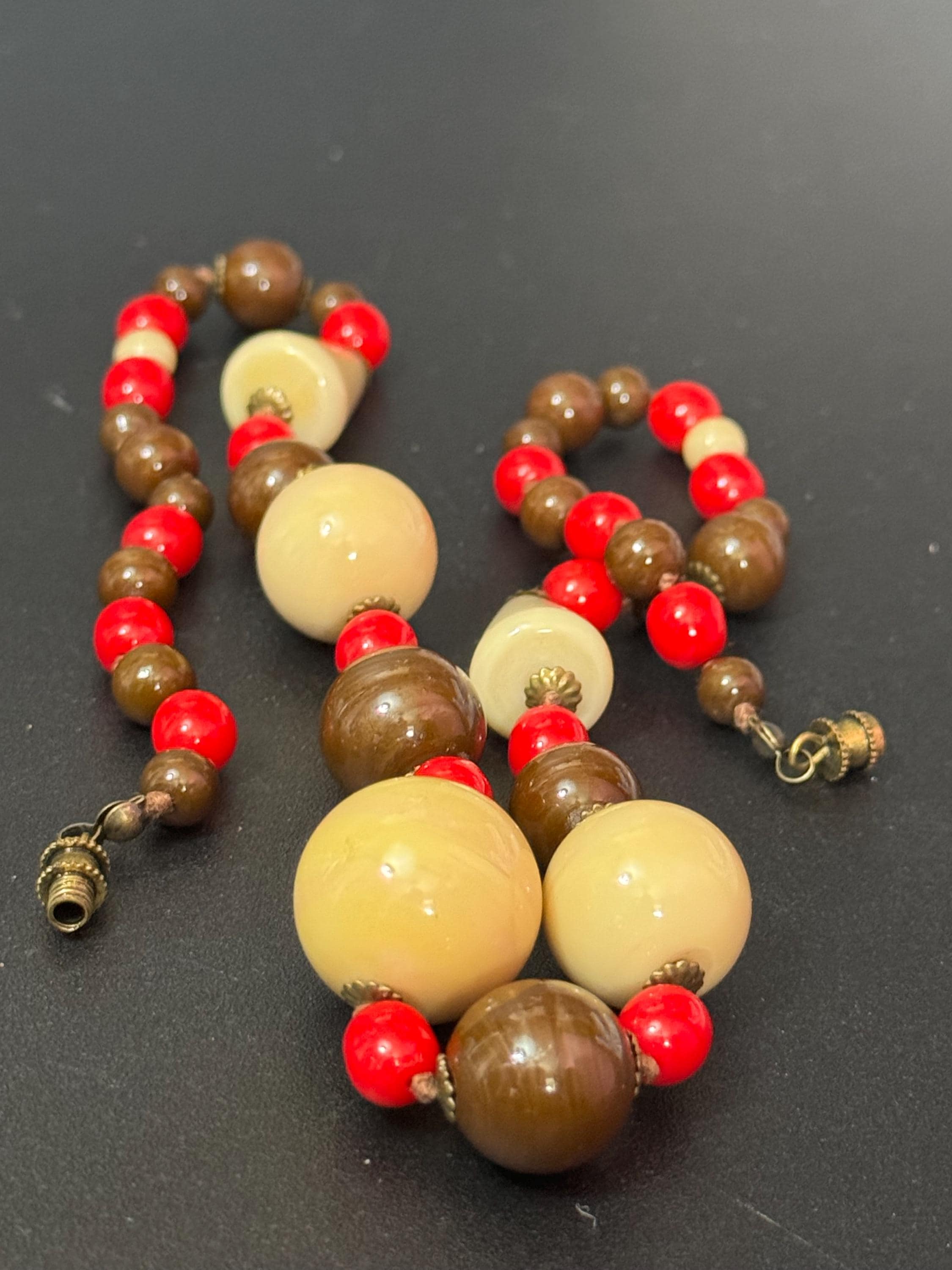 Vintage Art Deco beaded necklace, red Brown Beige beads