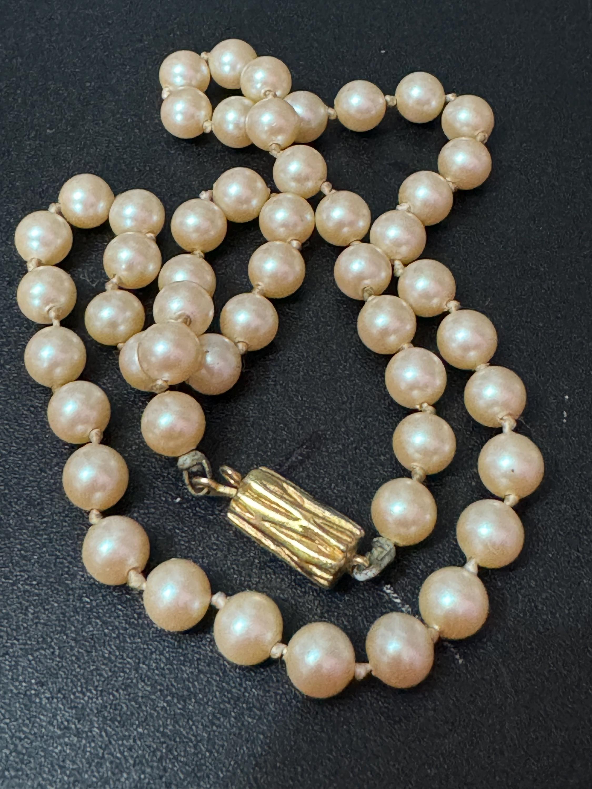 Signed Napier 1970s Vintage cream glass pearl necklace gold tone bark finish clasp 40cm