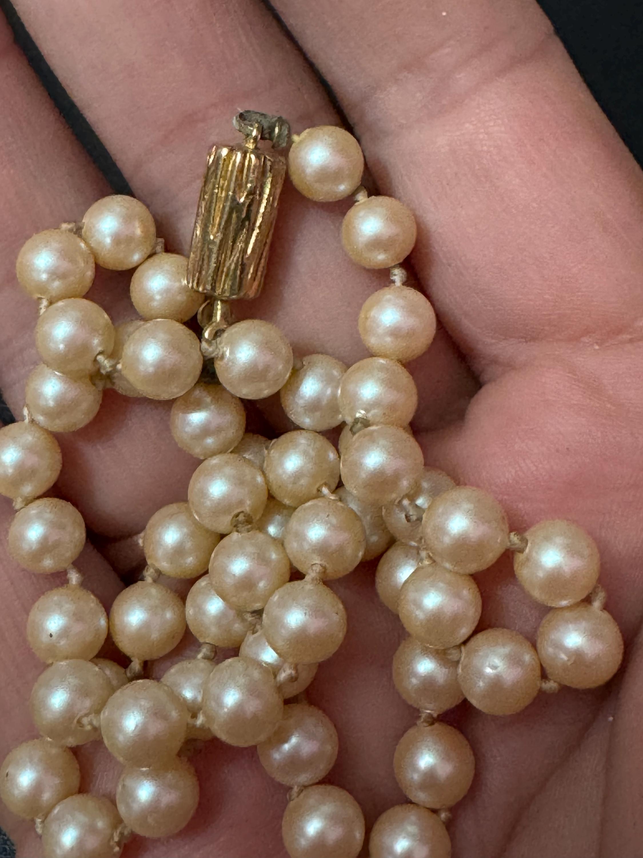 Signed Napier 1970s Vintage cream glass pearl necklace gold tone bark finish clasp 40cm