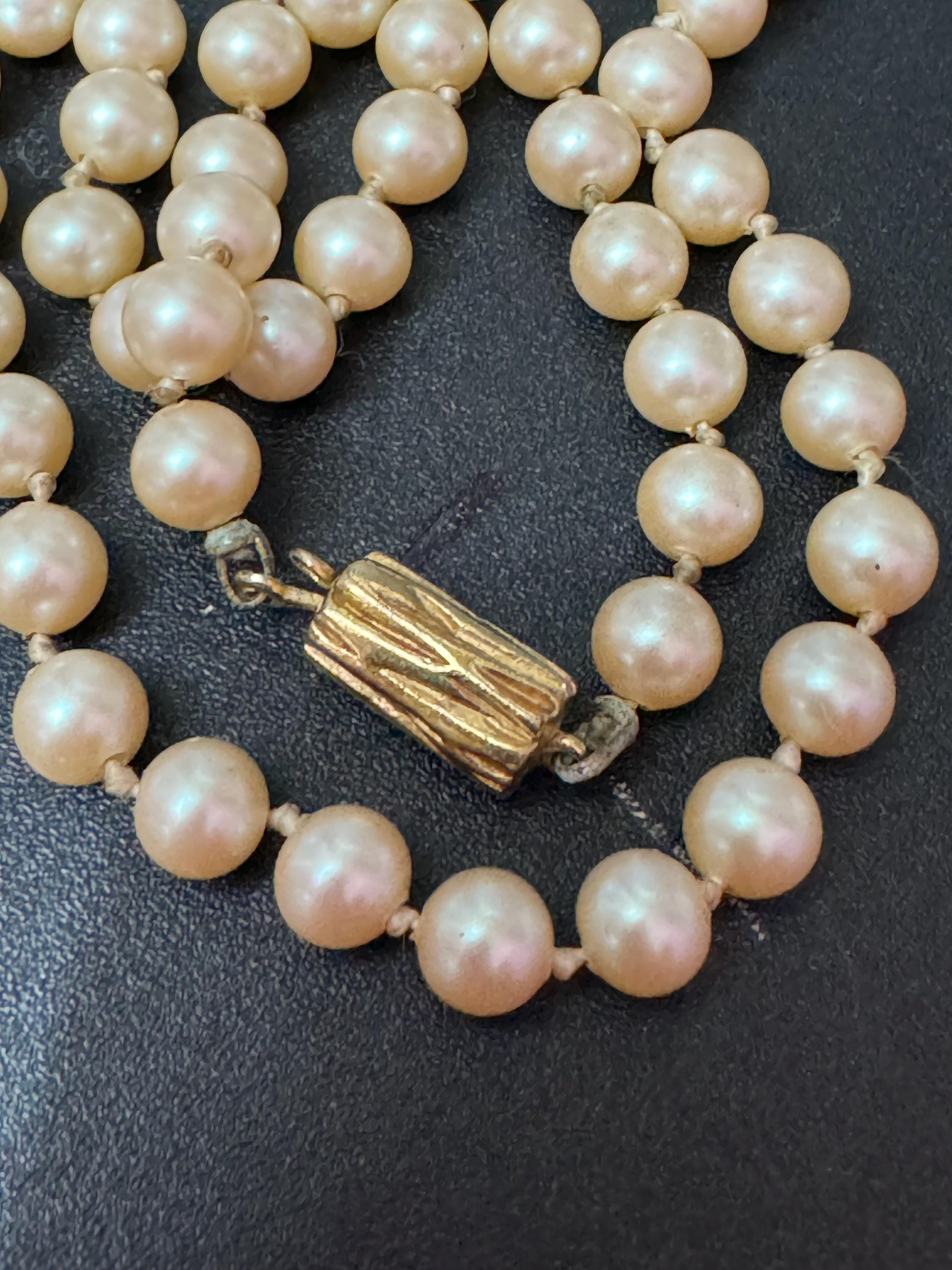 Signed Napier 1970s Vintage cream glass pearl necklace gold tone bark finish clasp 40cm