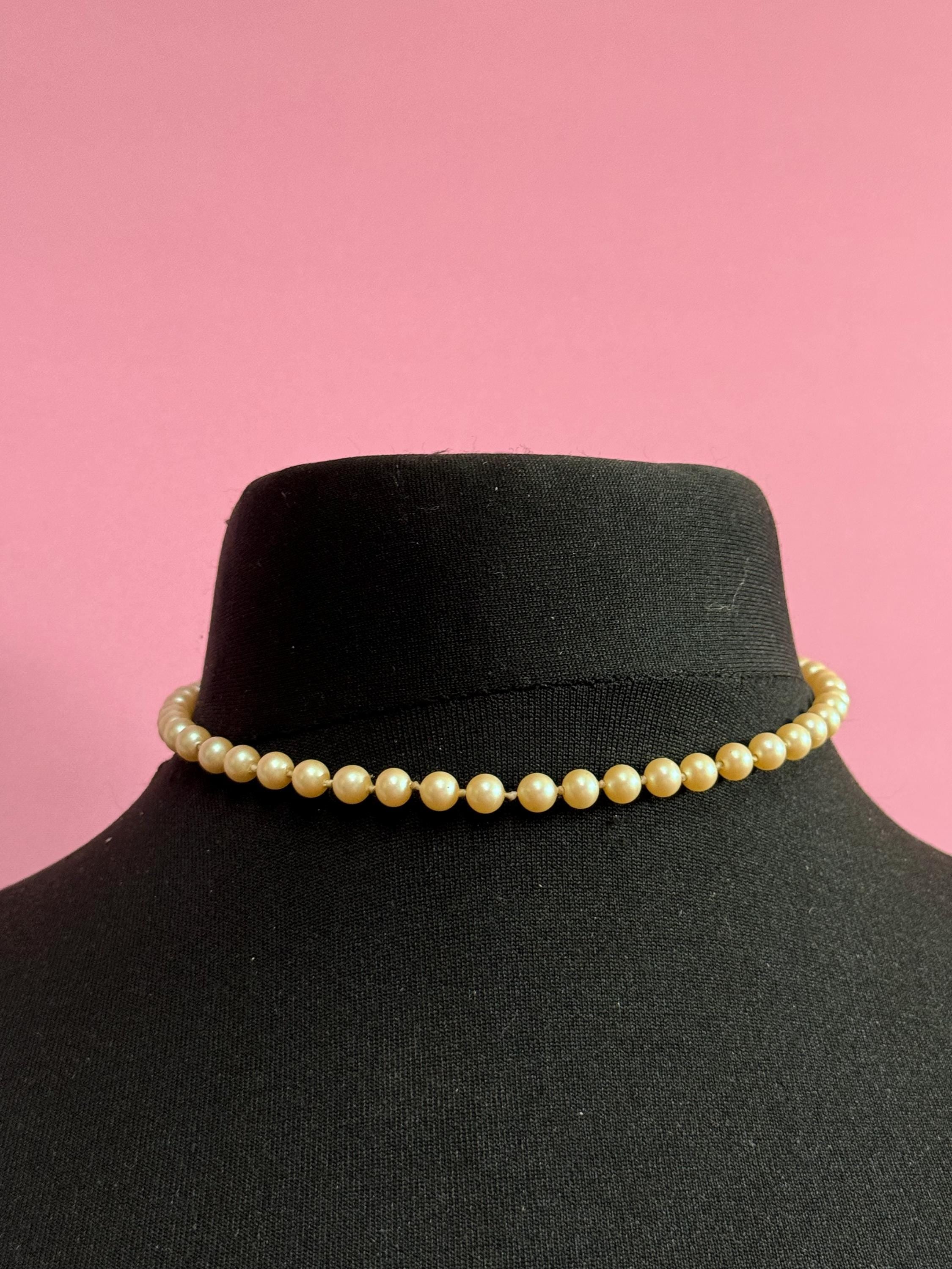 Signed Napier 1970s Vintage cream glass pearl necklace gold tone bark finish clasp 40cm