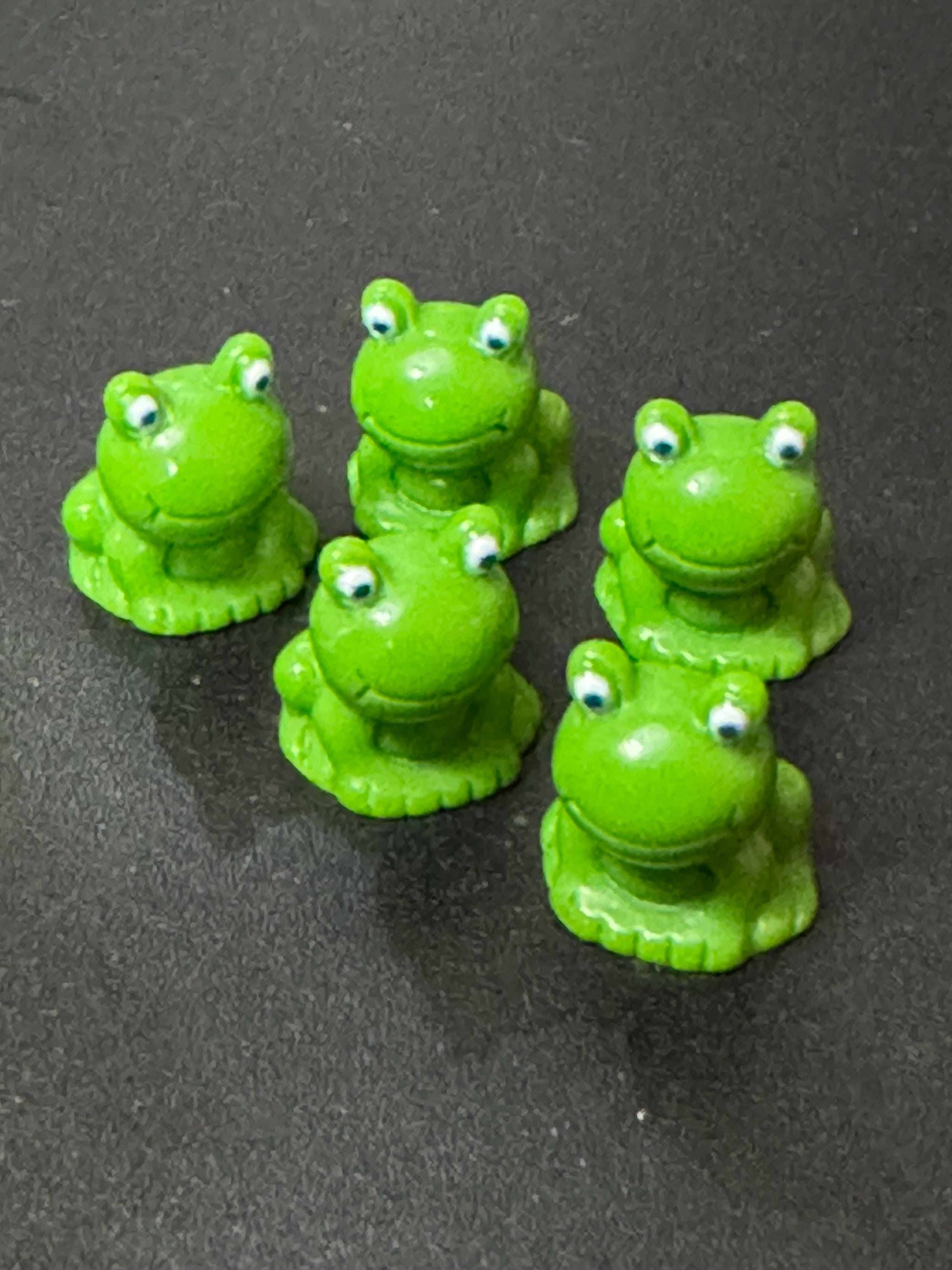 5 x Miniature green frog toppers tiny figures for cake decoration , craft and dollhouse