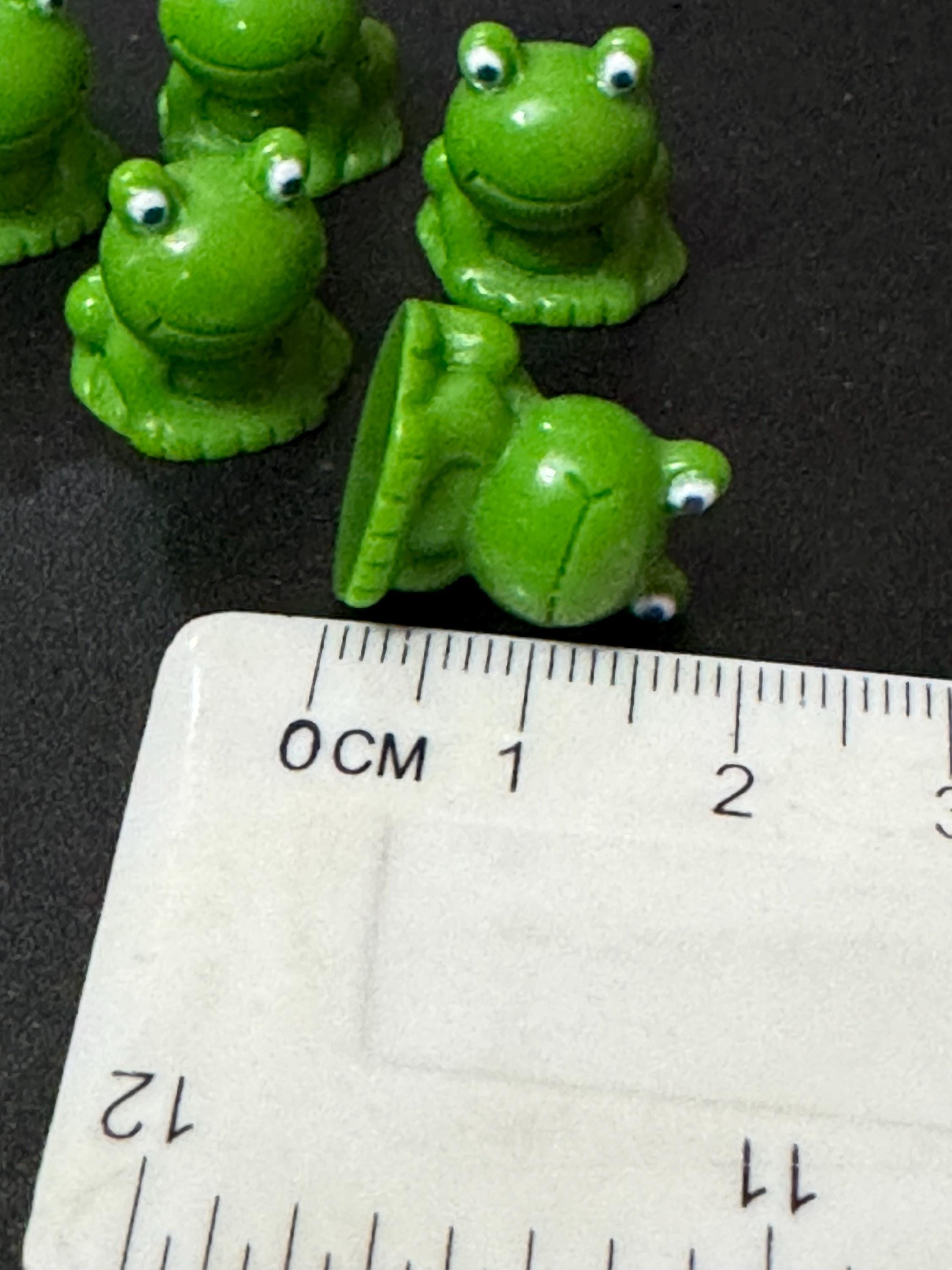 5 x Miniature green frog toppers tiny figures for cake decoration , craft and dollhouse