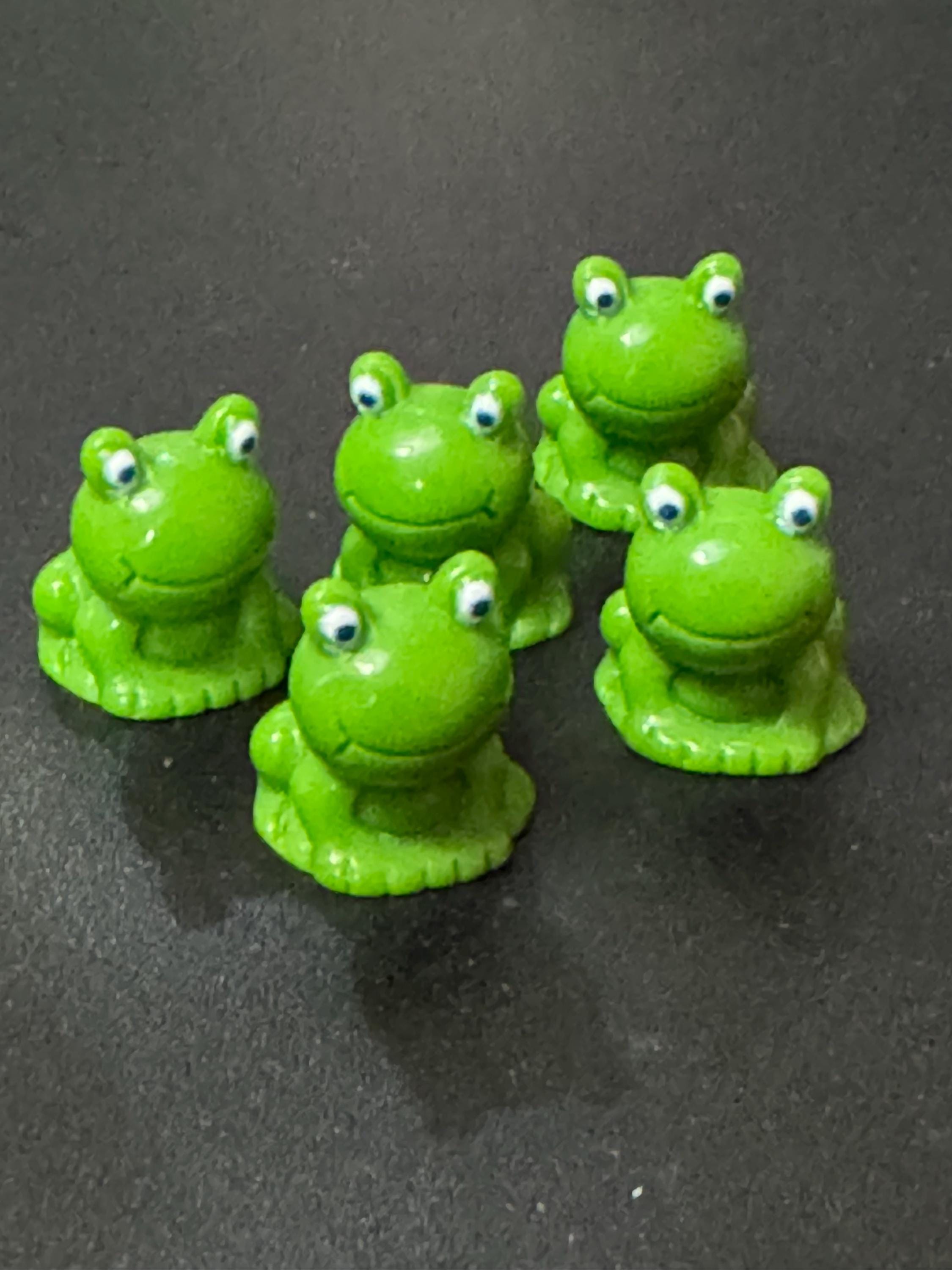 5 x Miniature green frog toppers tiny figures for cake decoration , craft and dollhouse
