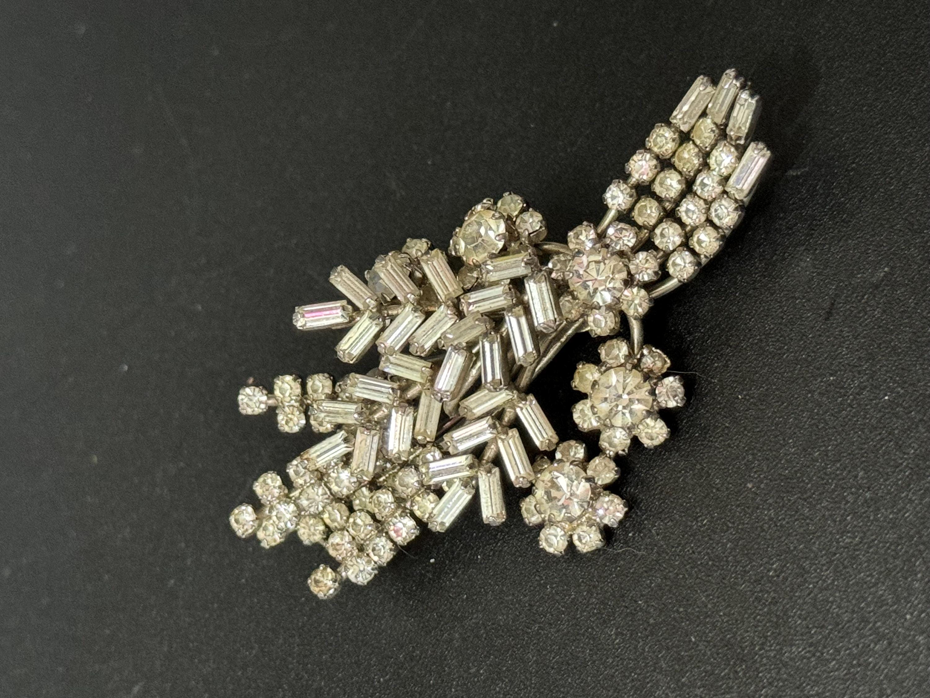 Vintage floral paste glass clear Diamanté silver tone Brooch