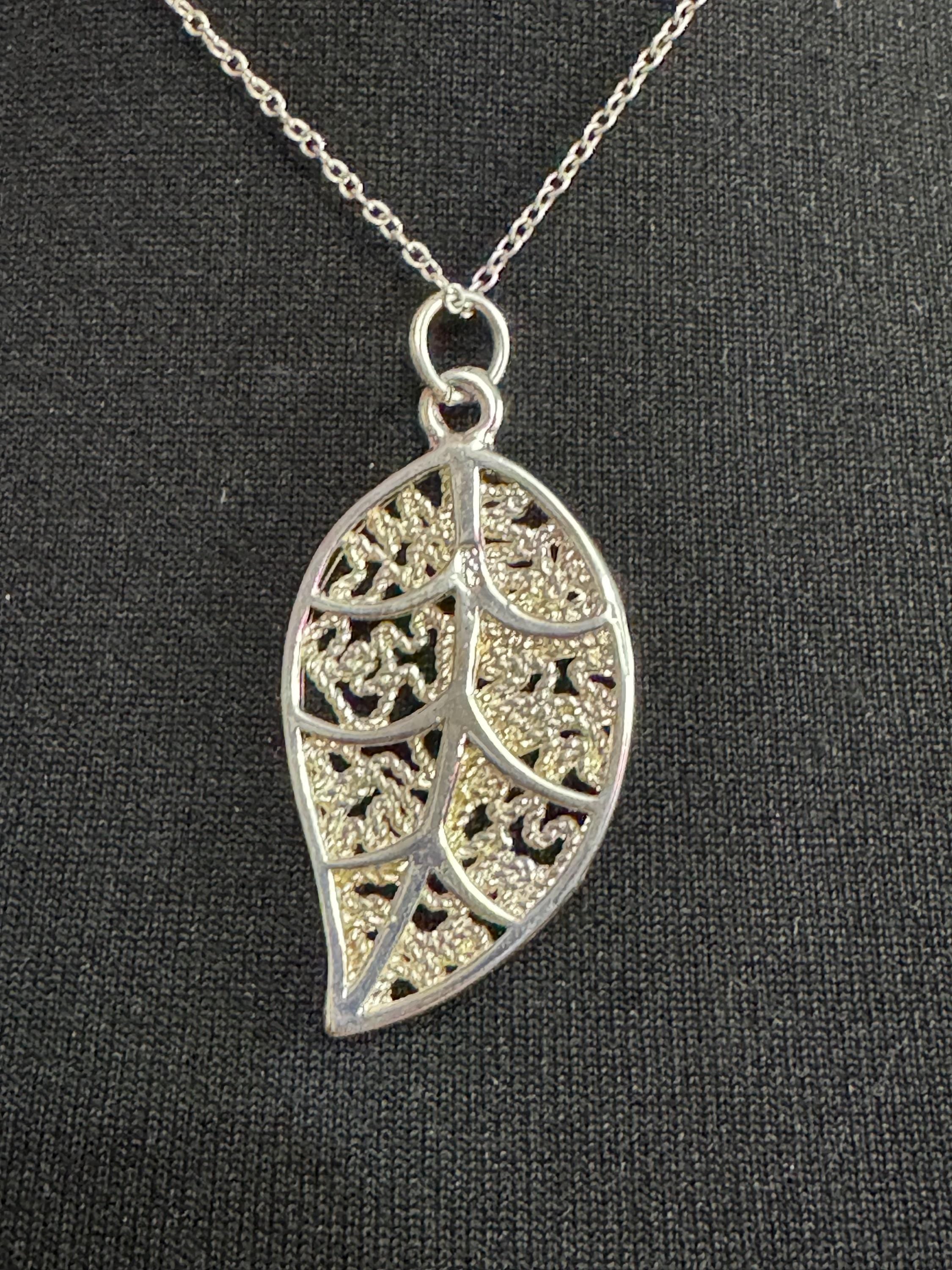 Retro 925 Sterling silver leaf necklace 46cm long 7.1grams