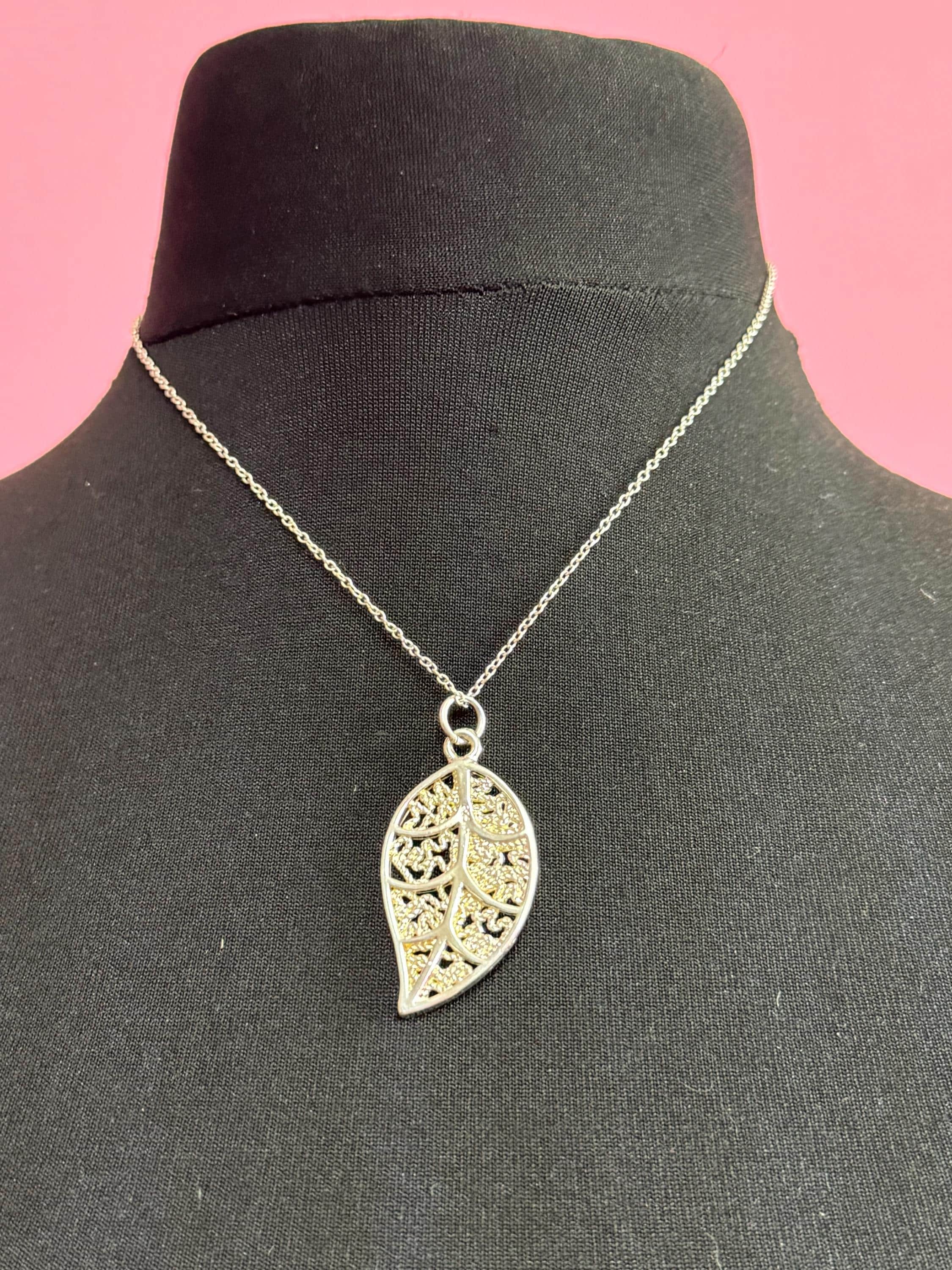 Retro 925 Sterling silver leaf necklace 46cm long 7.1grams