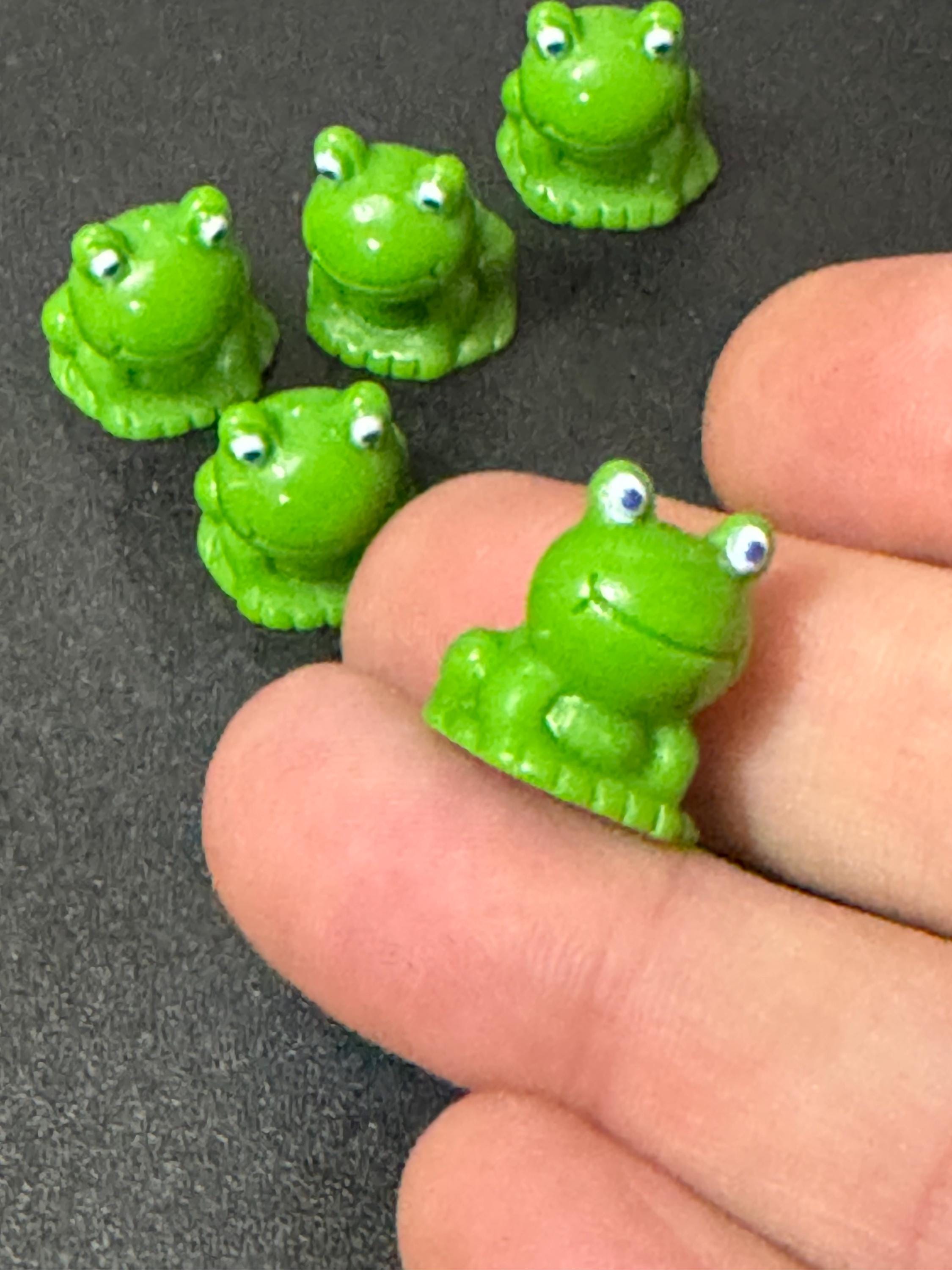 5 x Miniature green frog toppers tiny figures for cake decoration , craft and dollhouse