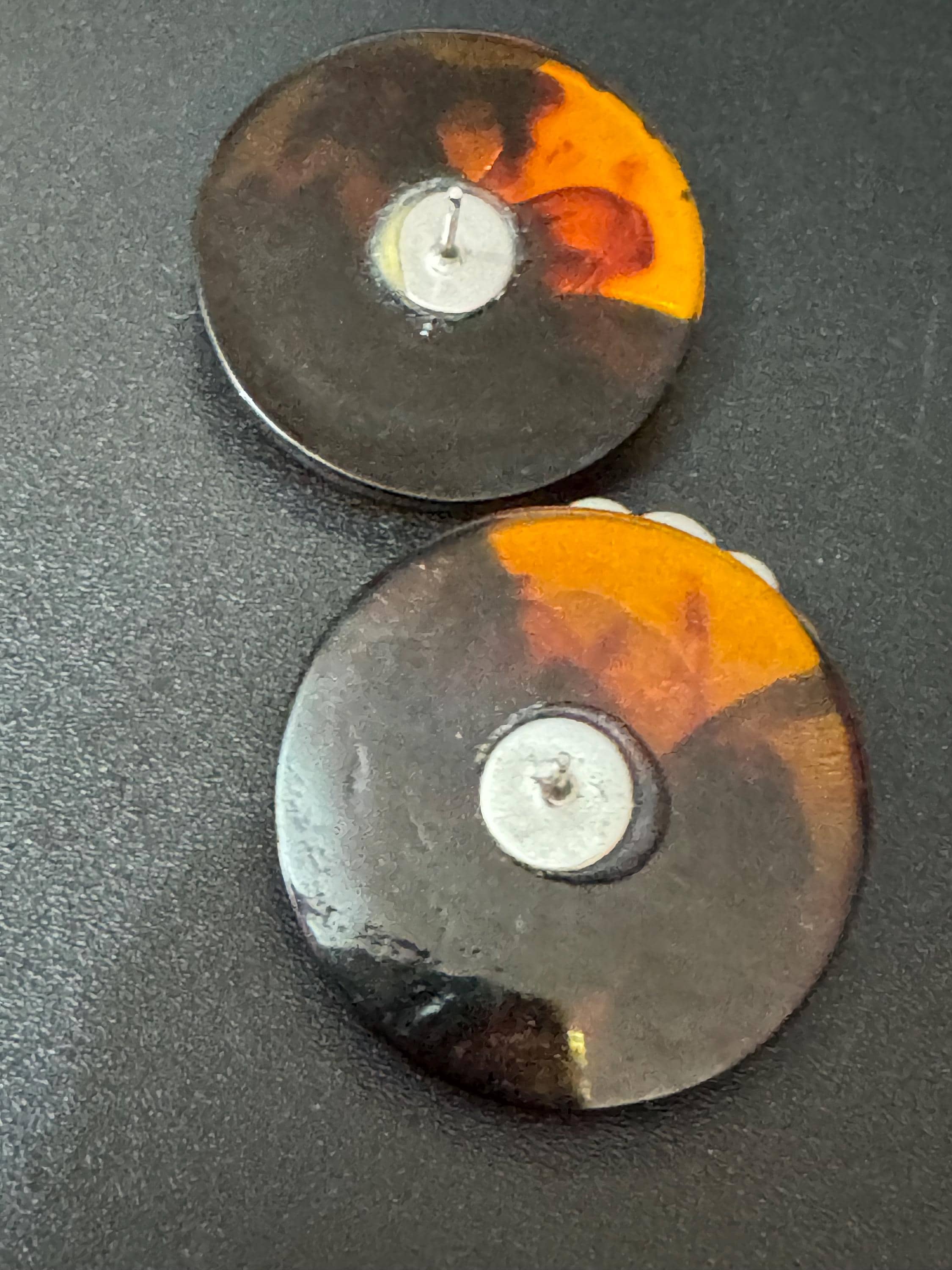 Retro 1980s brown faux tortoiseshell and gold plastic button disc earrings for pierced ears