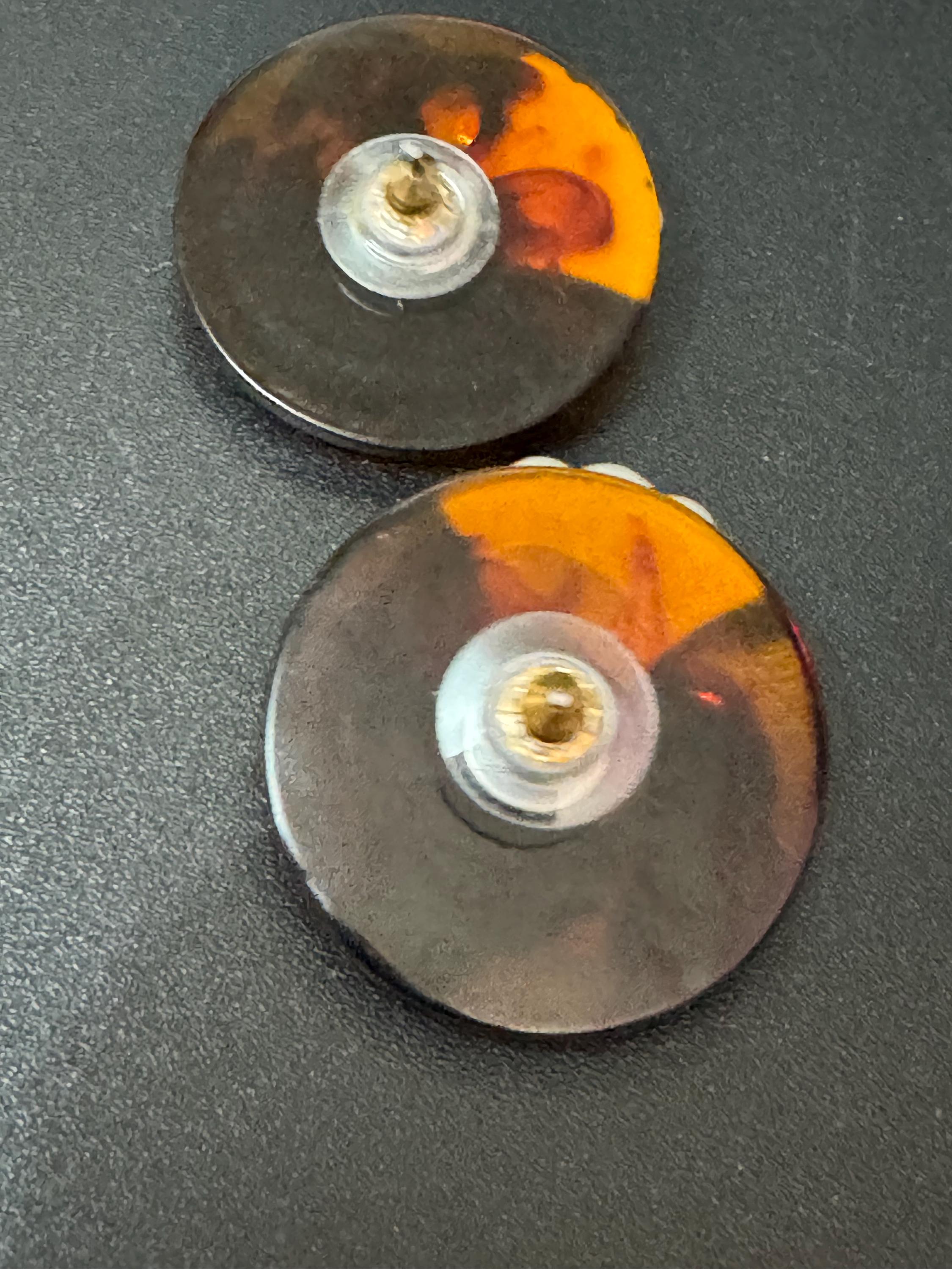 Retro 1980s brown faux tortoiseshell and gold plastic button disc earrings for pierced ears