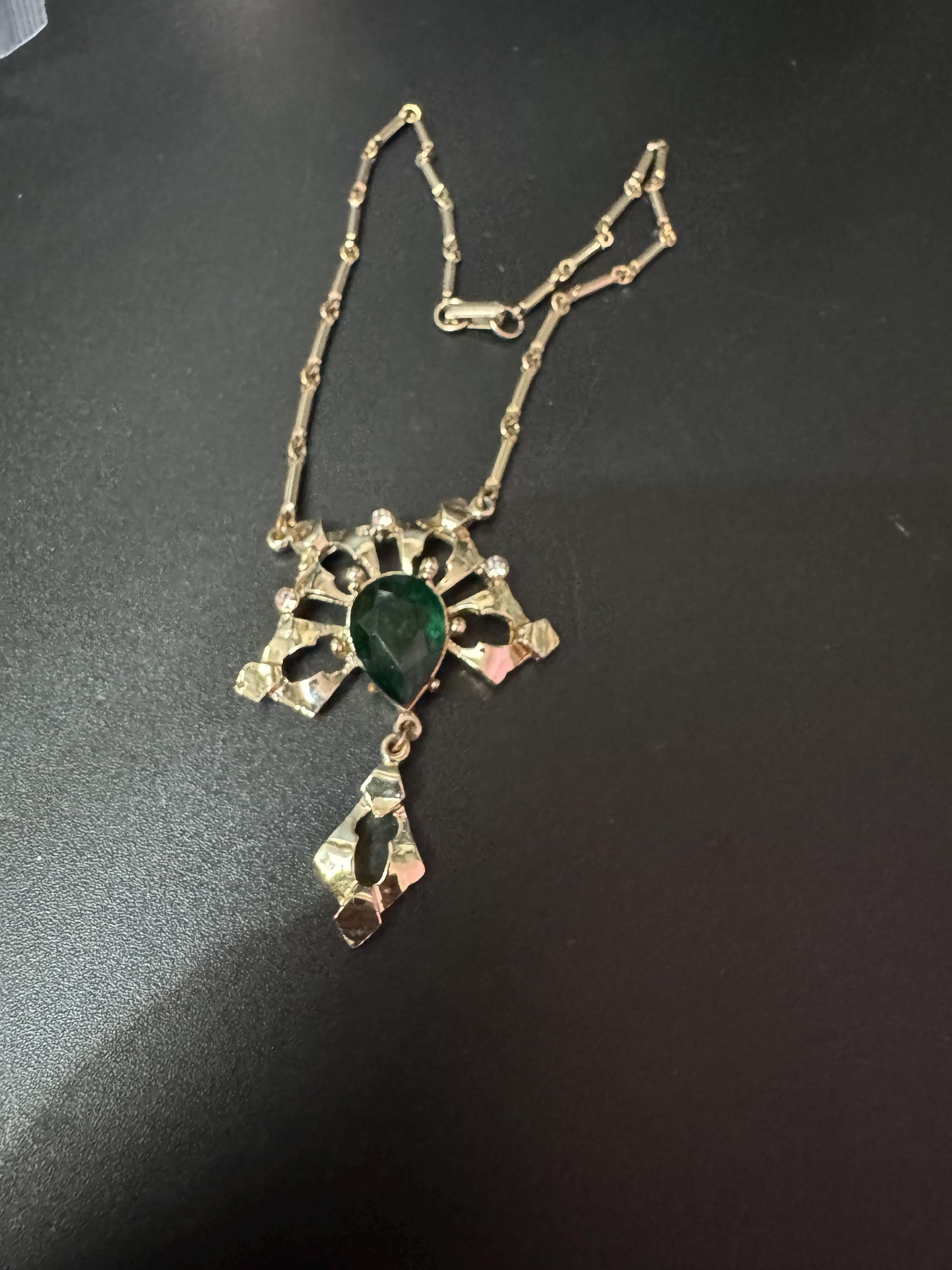 Petite slim neck 37.5cm Emerald green teardrop diamanté 1960s gold tone chain drop necklace