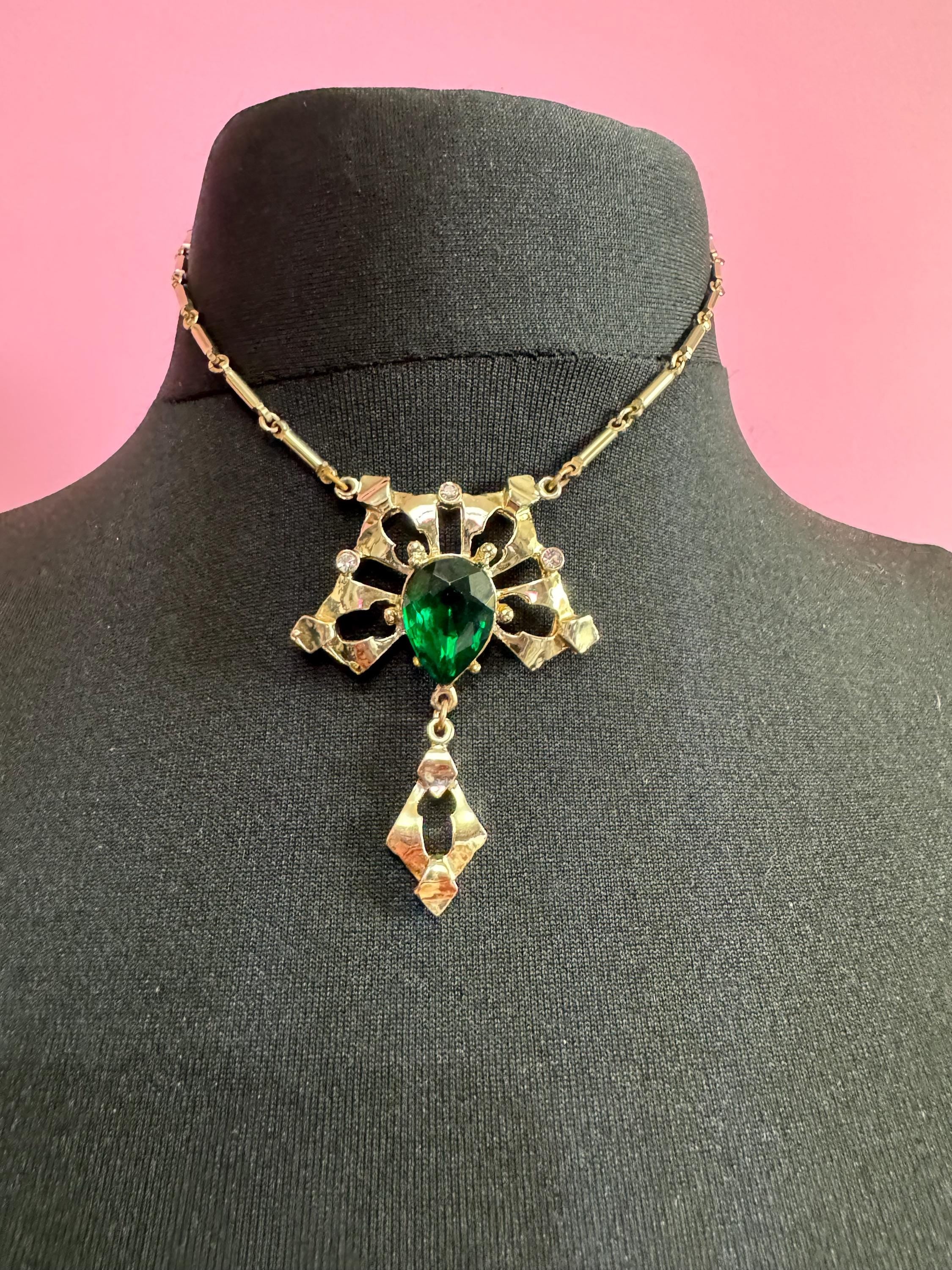 Petite slim neck 37.5cm Emerald green teardrop diamanté 1960s gold tone chain drop necklace