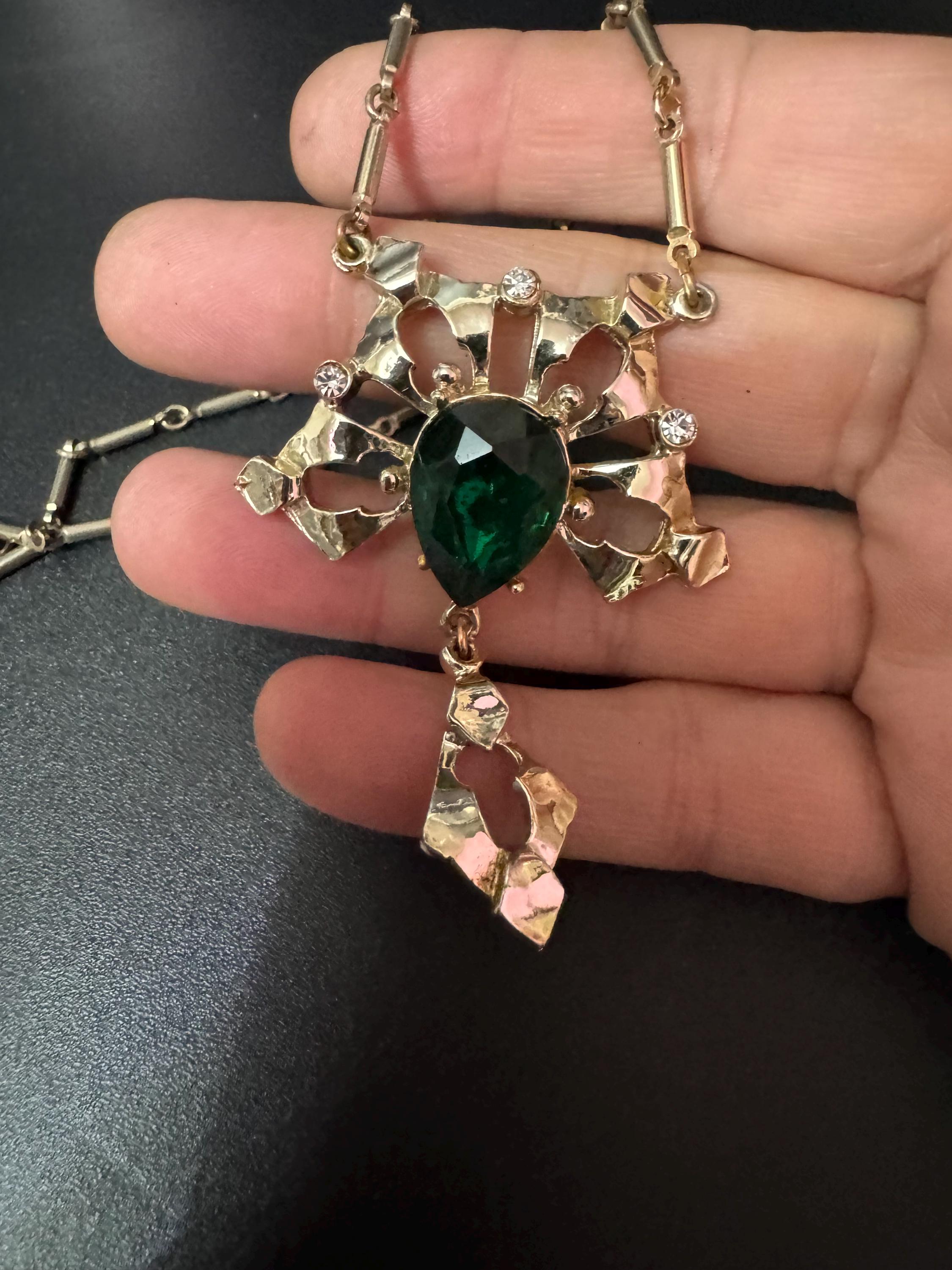 Petite slim neck 37.5cm Emerald green teardrop diamanté 1960s gold tone chain drop necklace