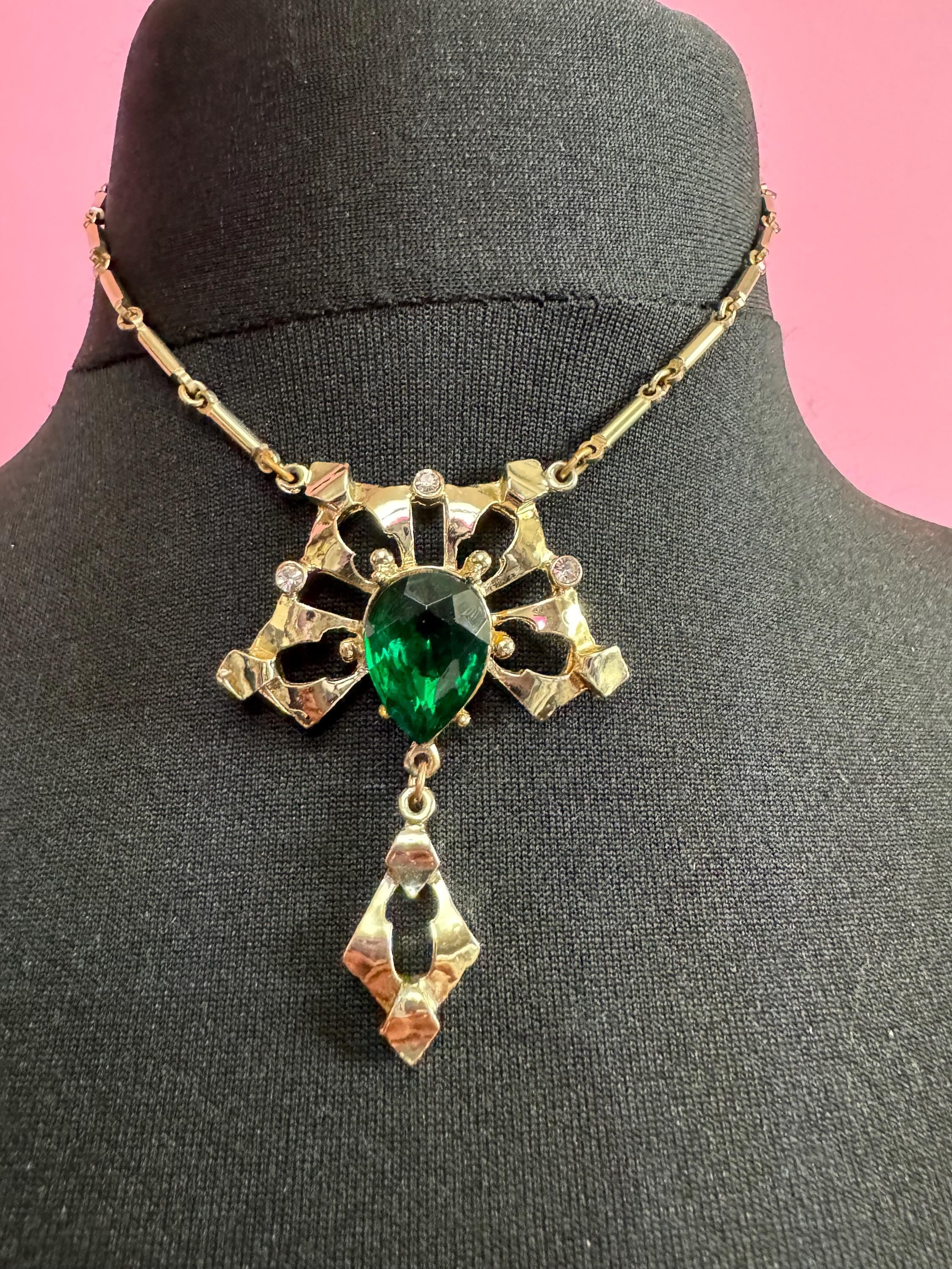 Petite slim neck 37.5cm Emerald green teardrop diamanté 1960s gold tone chain drop necklace