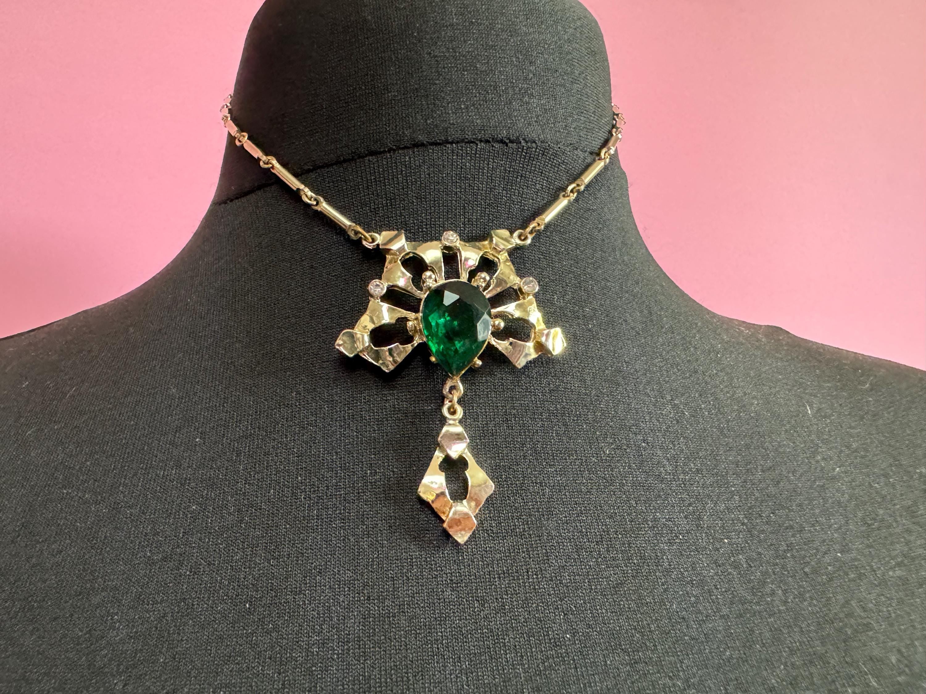 Petite slim neck 37.5cm Emerald green teardrop diamanté 1960s gold tone chain drop necklace