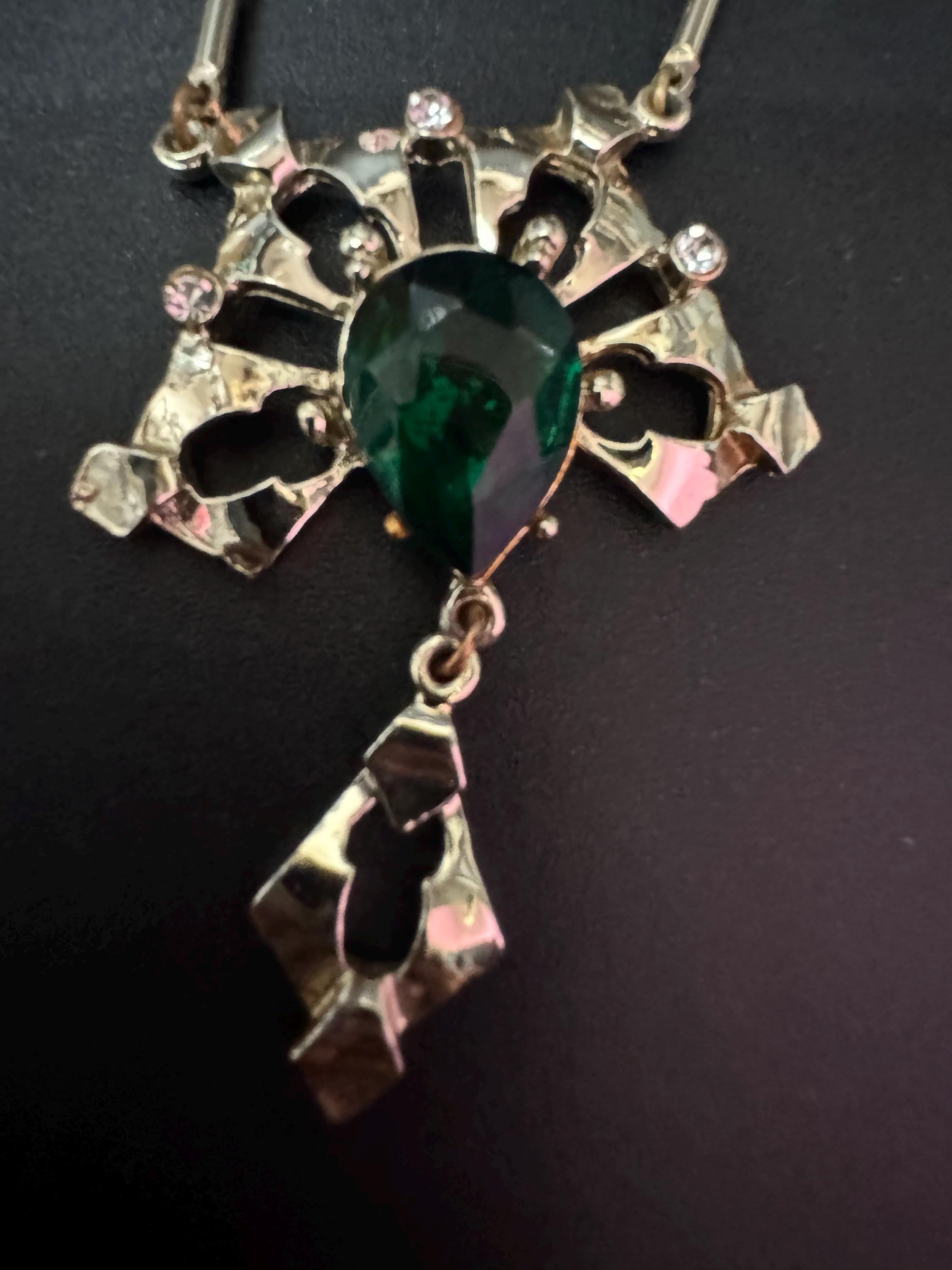 Petite slim neck 37.5cm Emerald green teardrop diamanté 1960s gold tone chain drop necklace