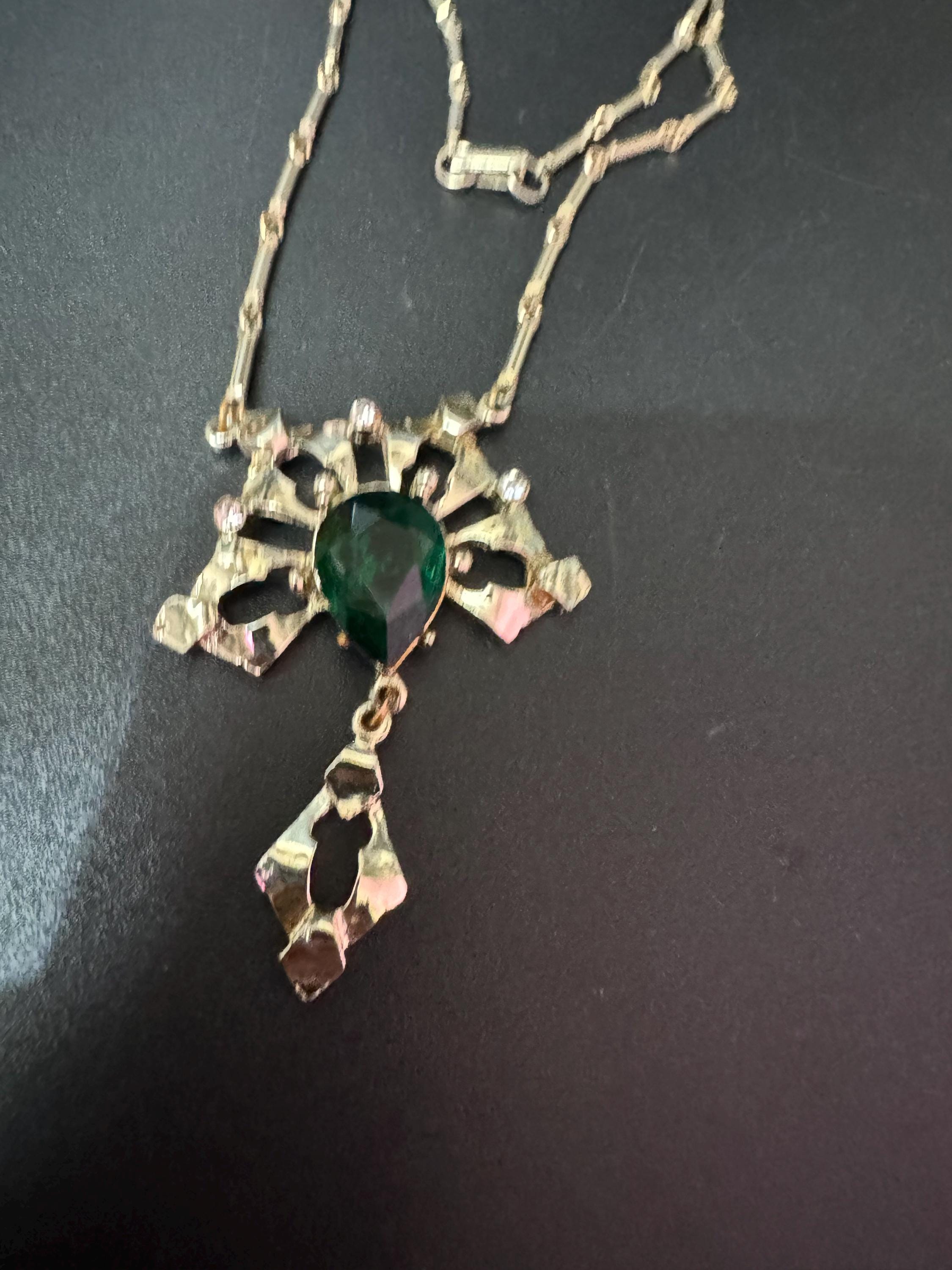 Petite slim neck 37.5cm Emerald green teardrop diamanté 1960s gold tone chain drop necklace