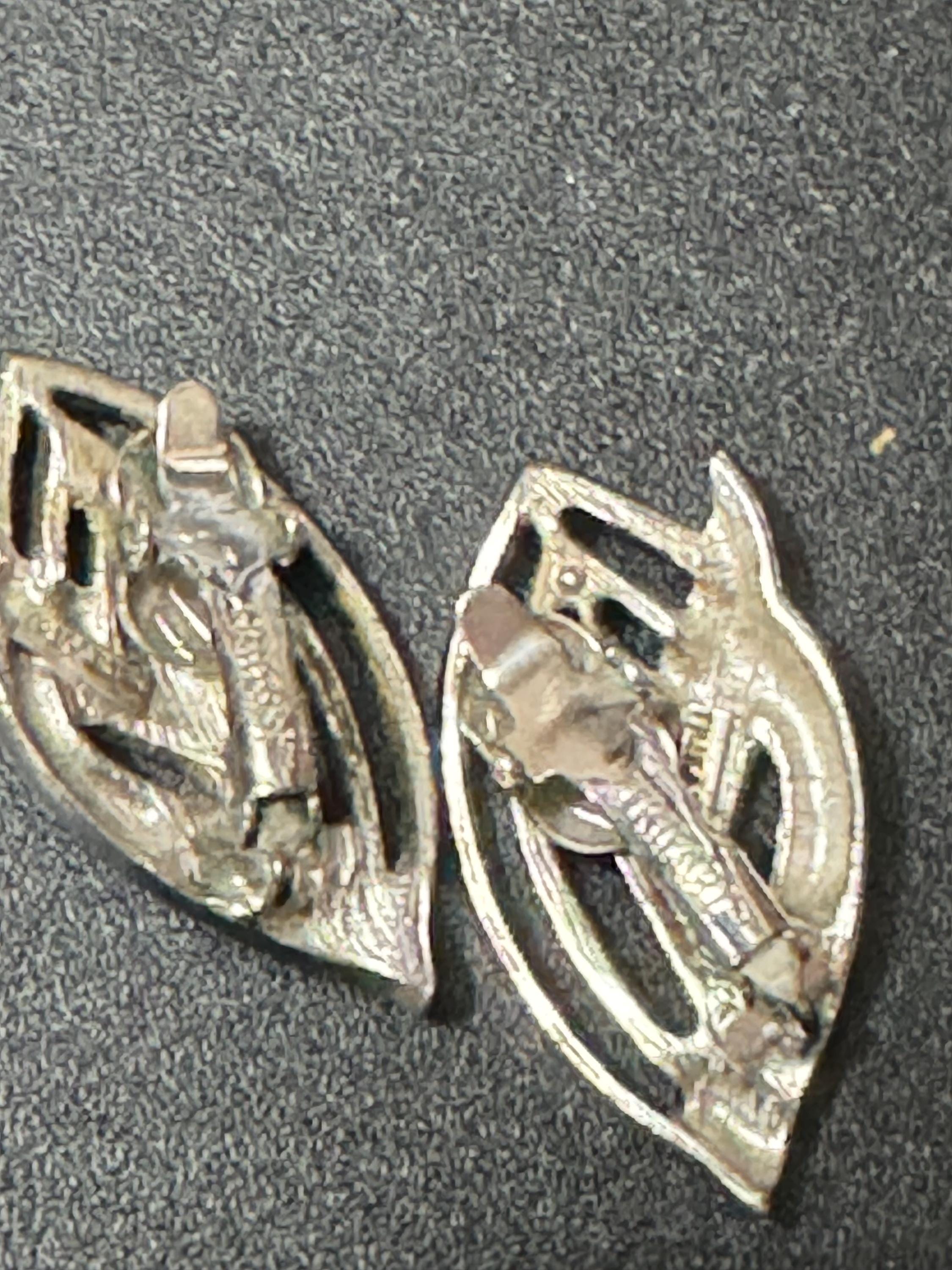 Vintage Trifari Silver Tone Floral Clip On Earrings