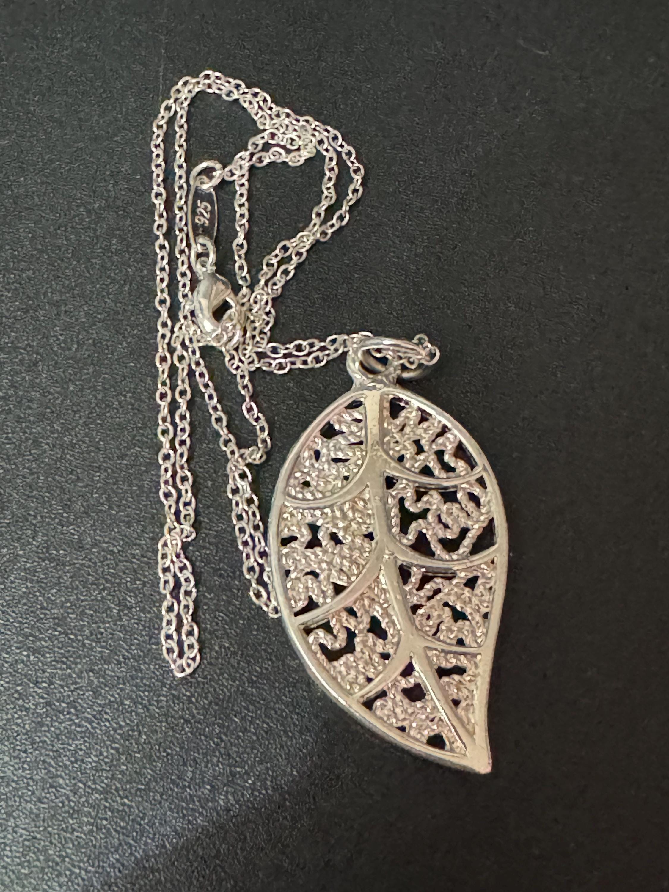 Retro 925 Sterling silver leaf necklace 46cm long 7.1grams