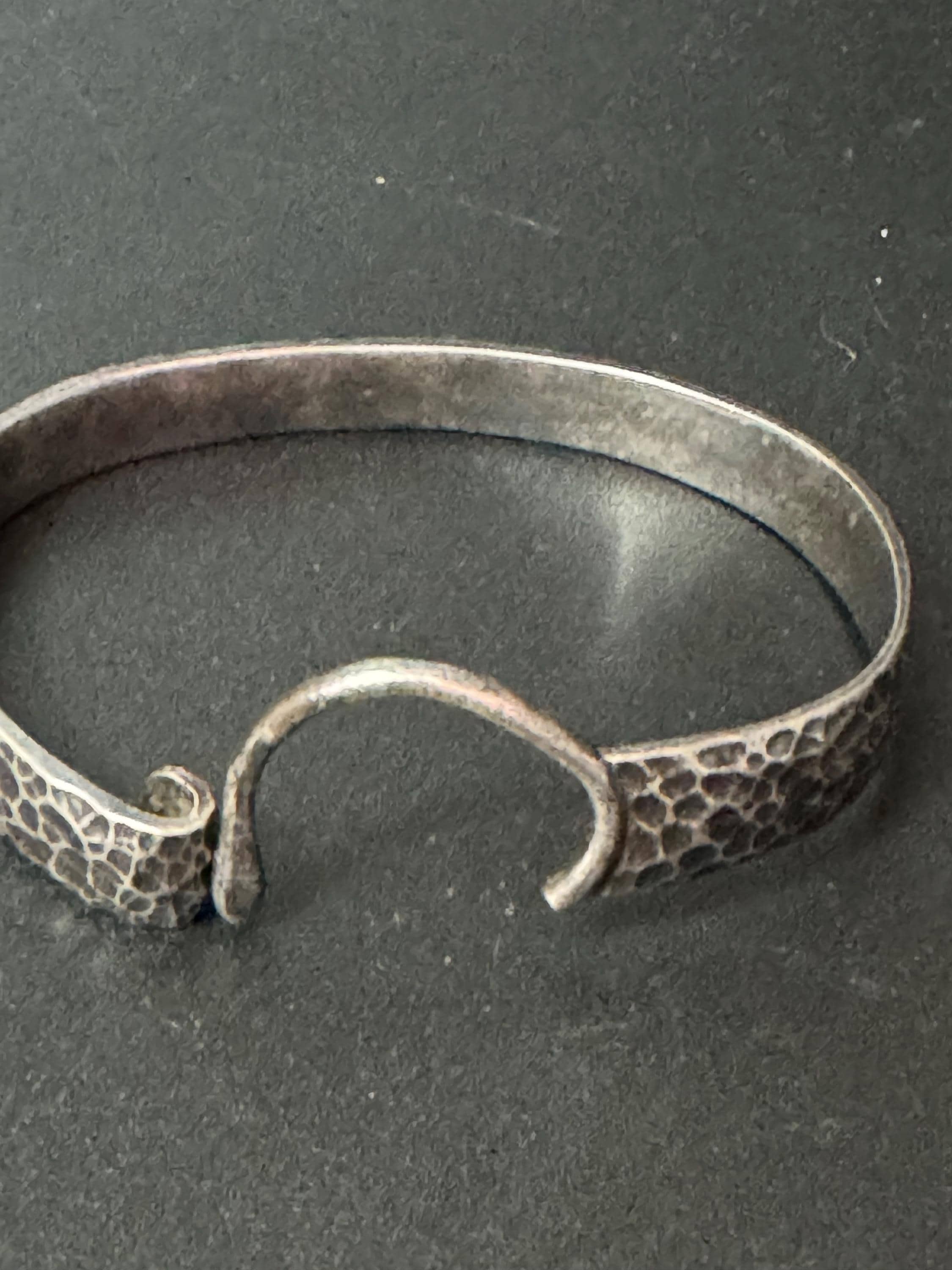 Vintage Modernist abstract stamoed 925 Sterling silver statement cuff bracelet brutalist bangle 38.4 grams