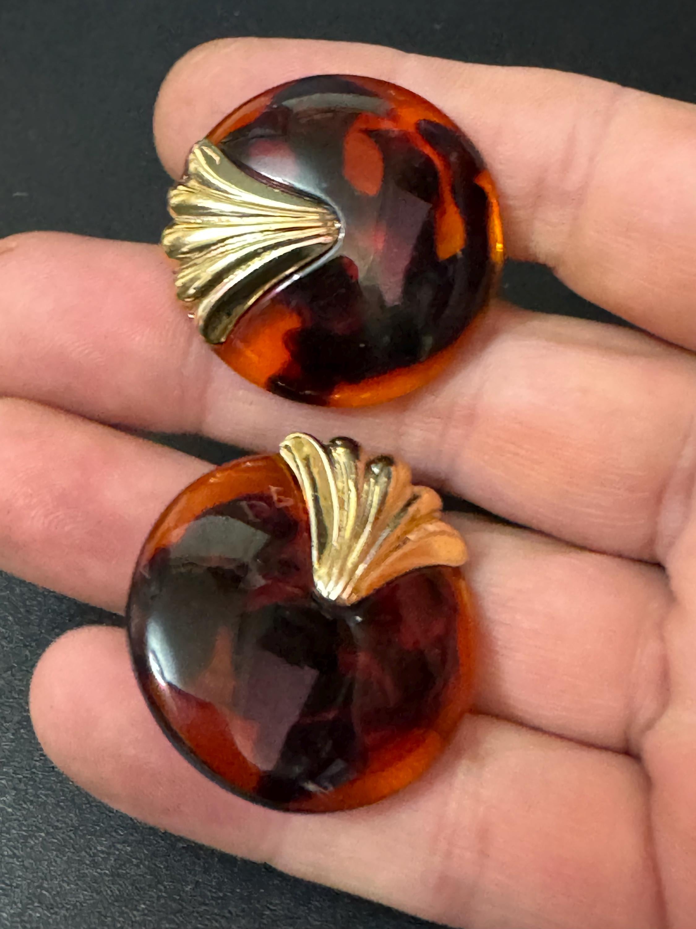 Retro 1980s brown faux tortoiseshell and gold plastic button disc earrings for pierced ears