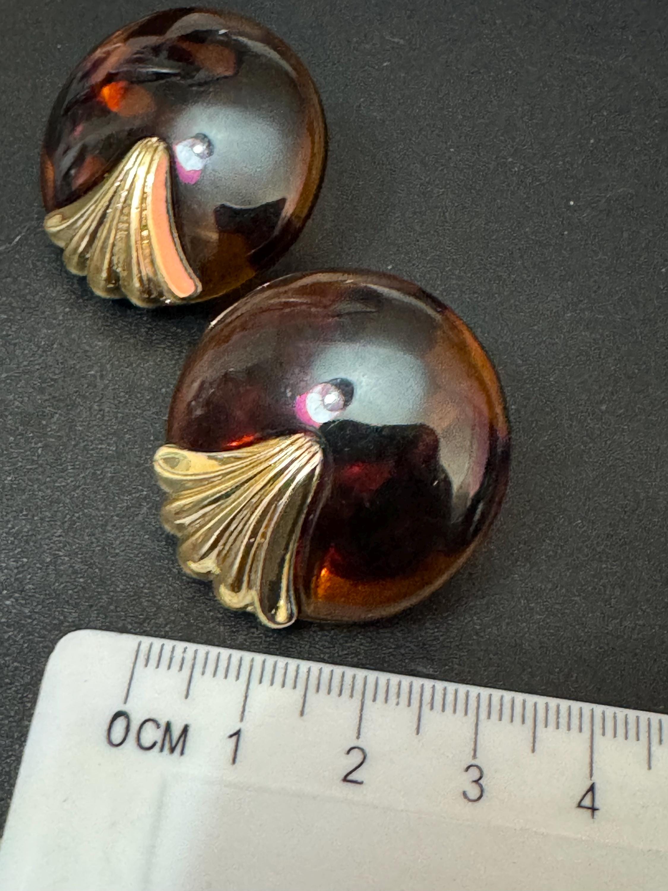 Retro 1980s brown faux tortoiseshell and gold plastic button disc earrings for pierced ears