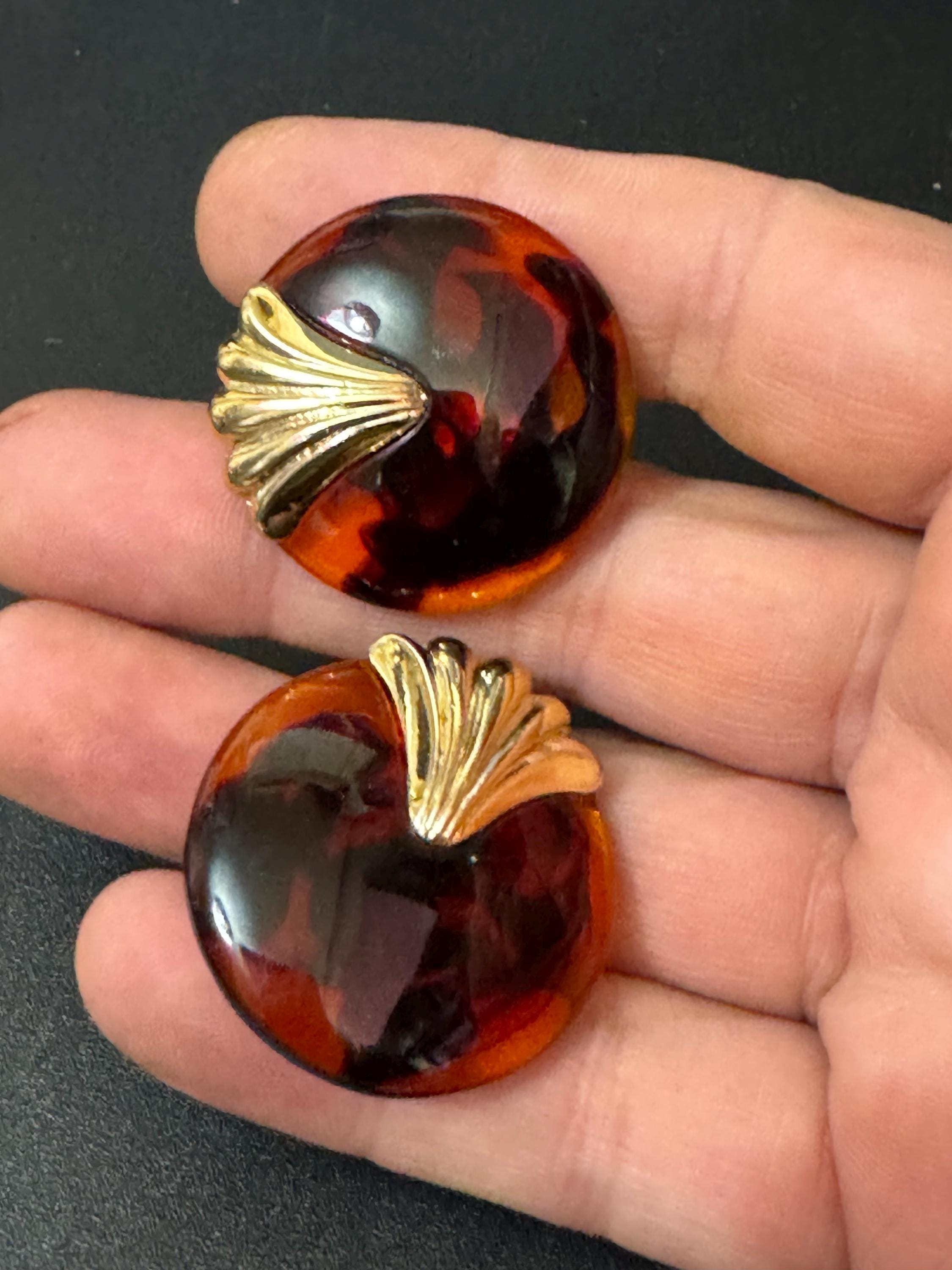 Retro 1980s brown faux tortoiseshell and gold plastic button disc earrings for pierced ears