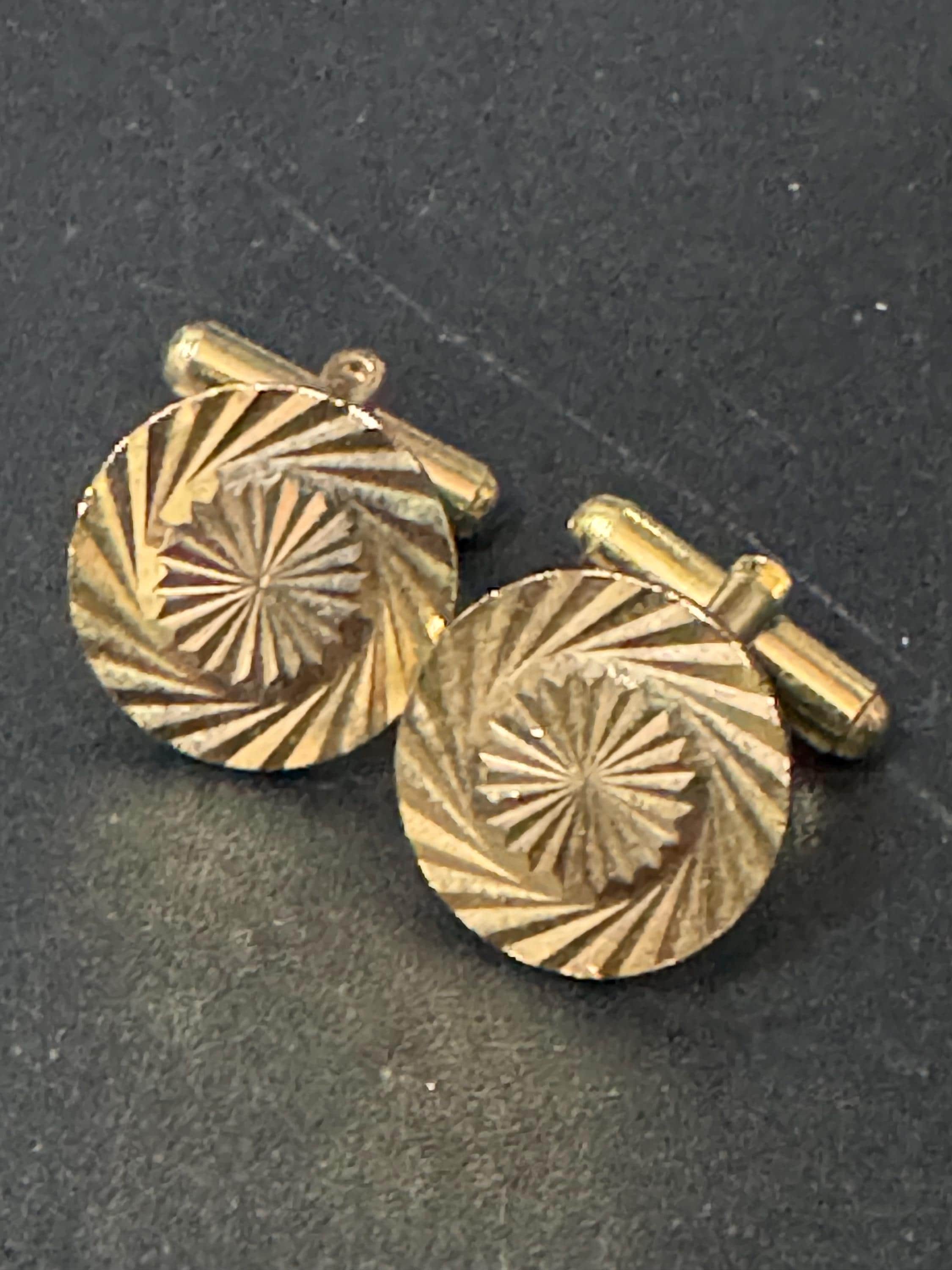 Vintage Brutalist 1960s 1970s modernist chunky men’s gold tone star etched round cufflinks