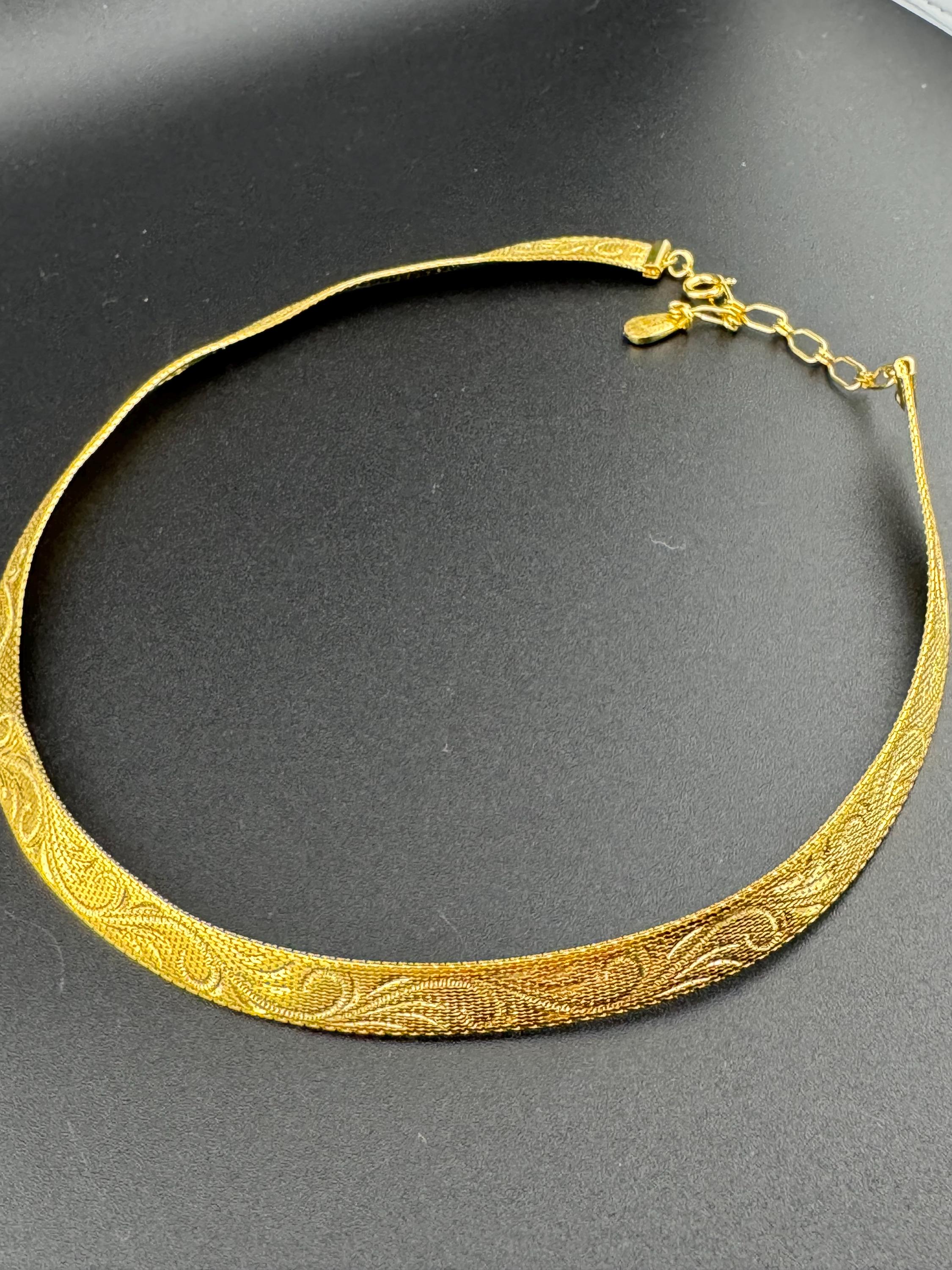 vintage gold plated mesh choker necklace: etched detail 1970s