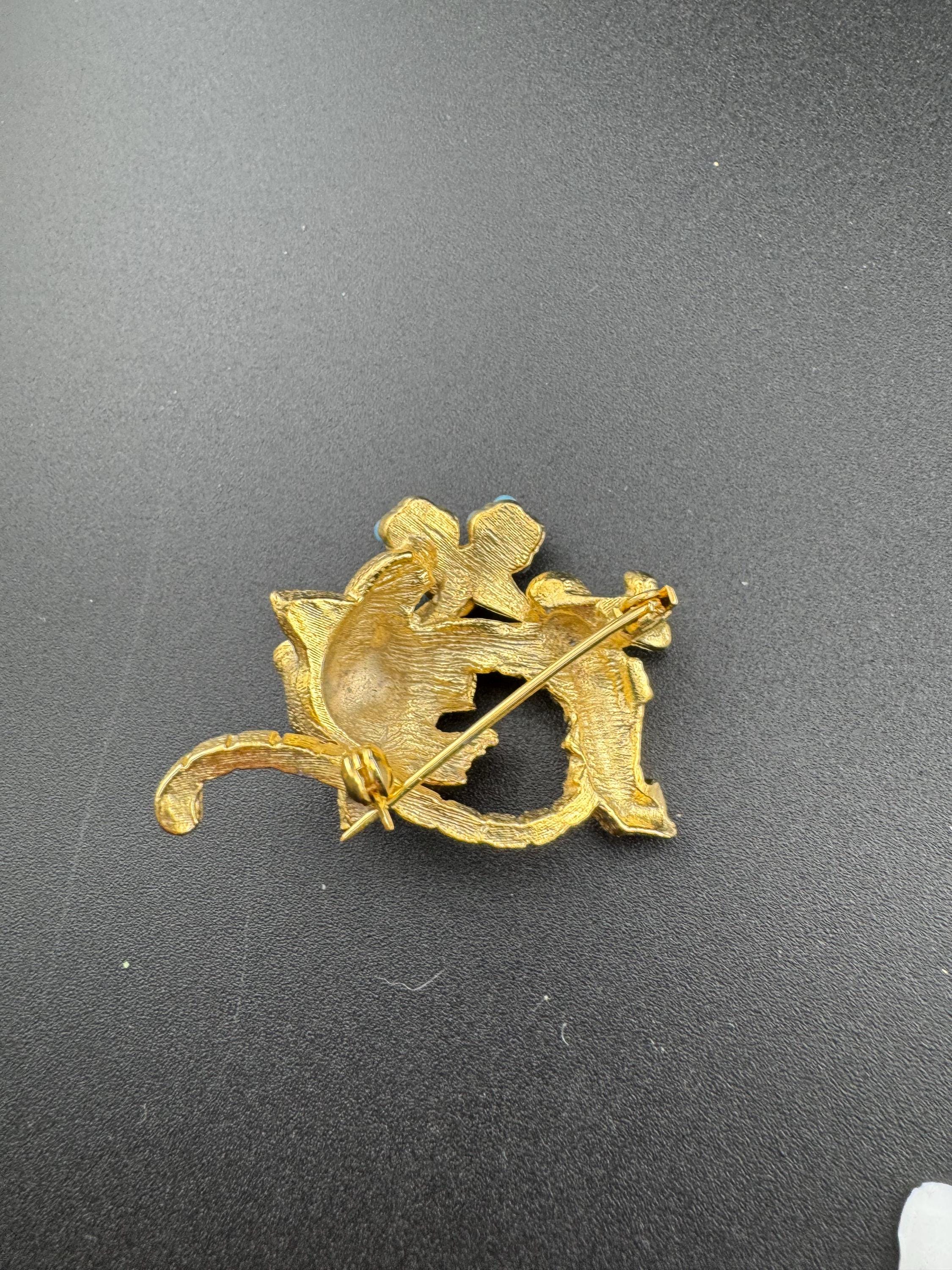 Vintage Gold Tone Lion Brooch: Turquoise & Ruby Paste