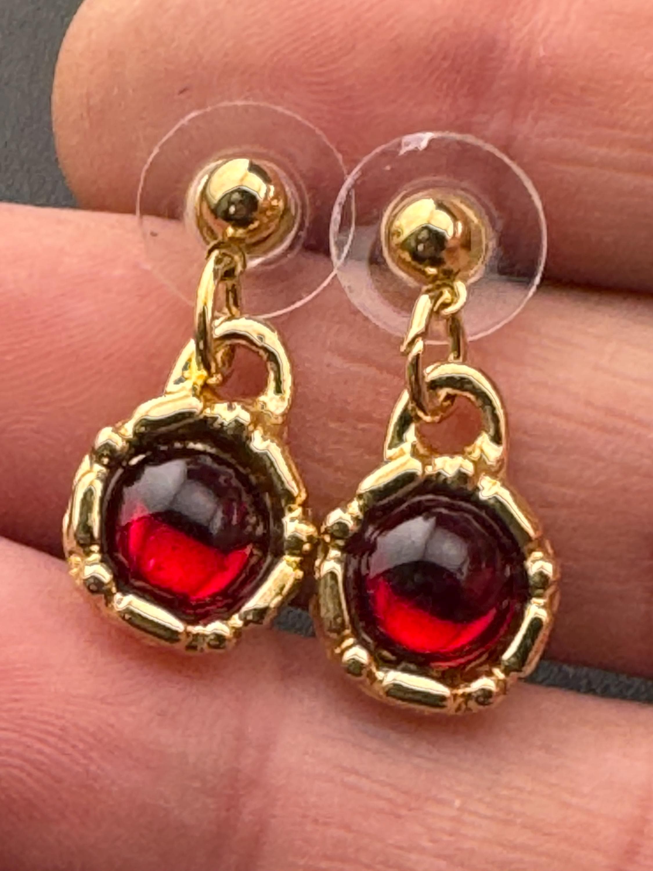 Vintage ruby red cabochon gold drop dangly earrings