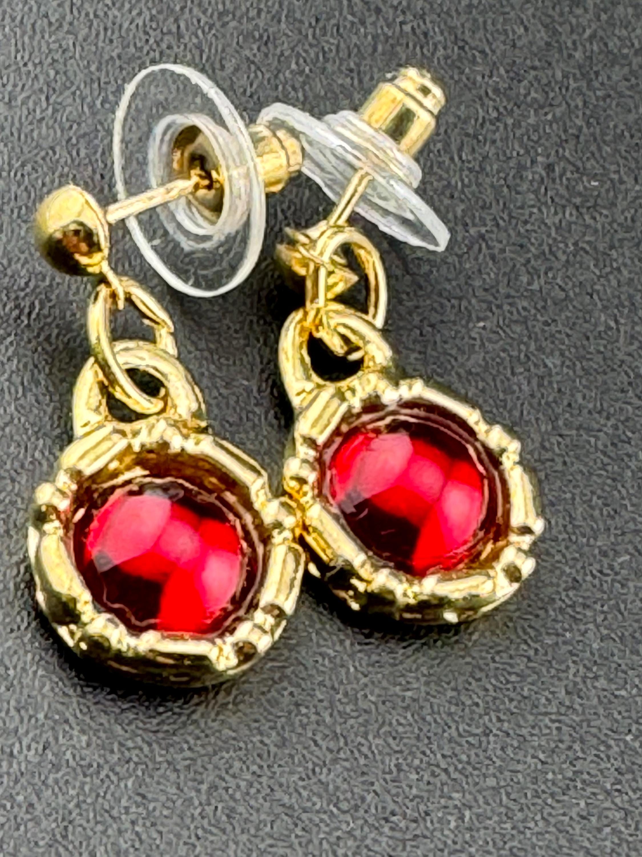 Vintage ruby red cabochon gold drop dangly earrings