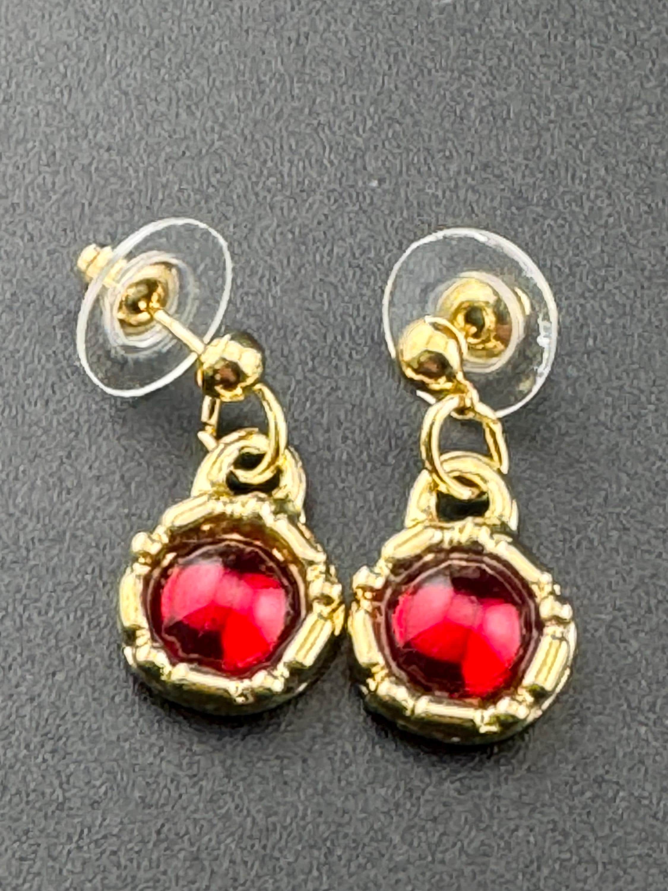 Vintage ruby red cabochon gold drop dangly earrings