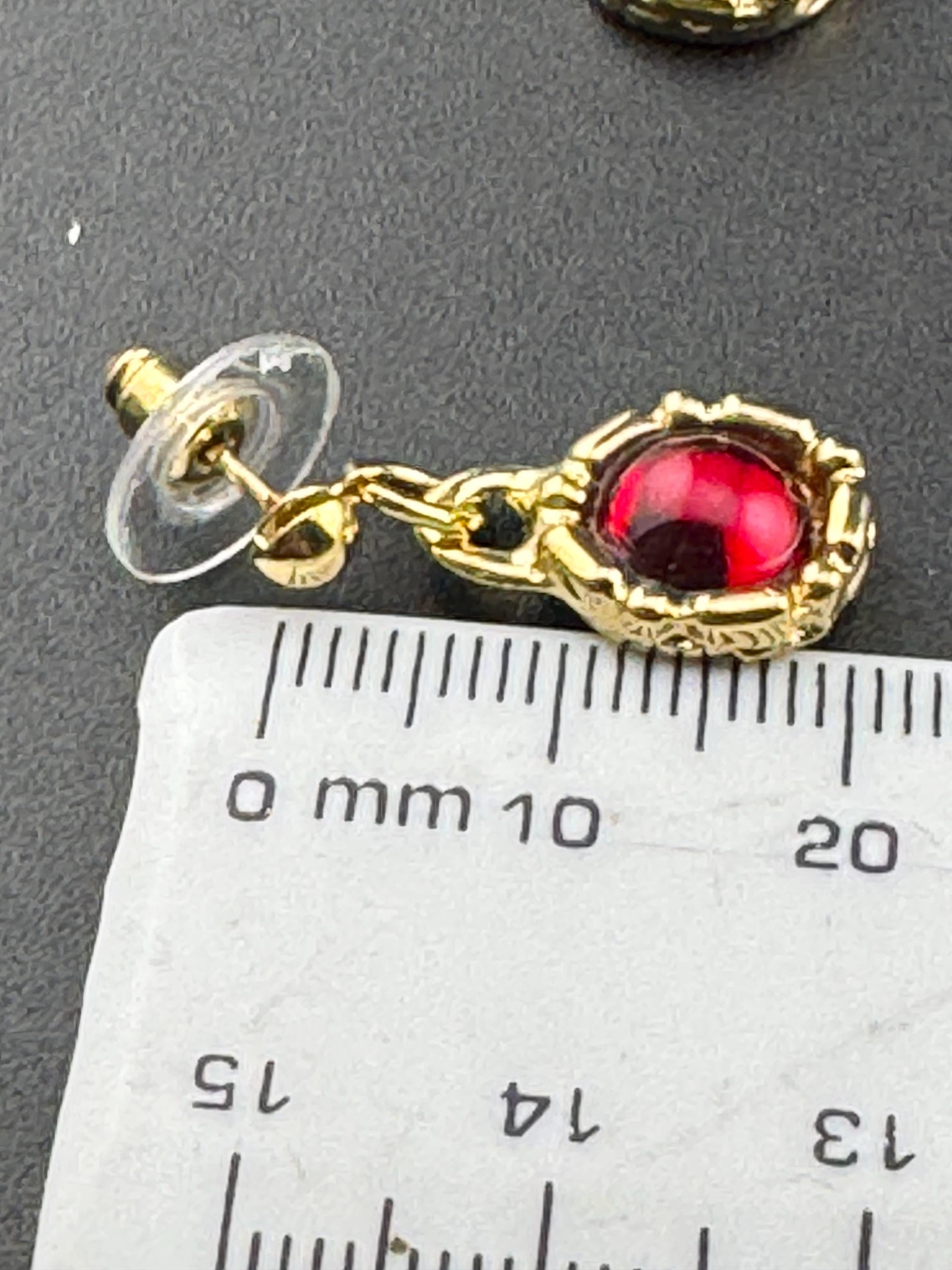 Vintage ruby red cabochon gold drop dangly earrings
