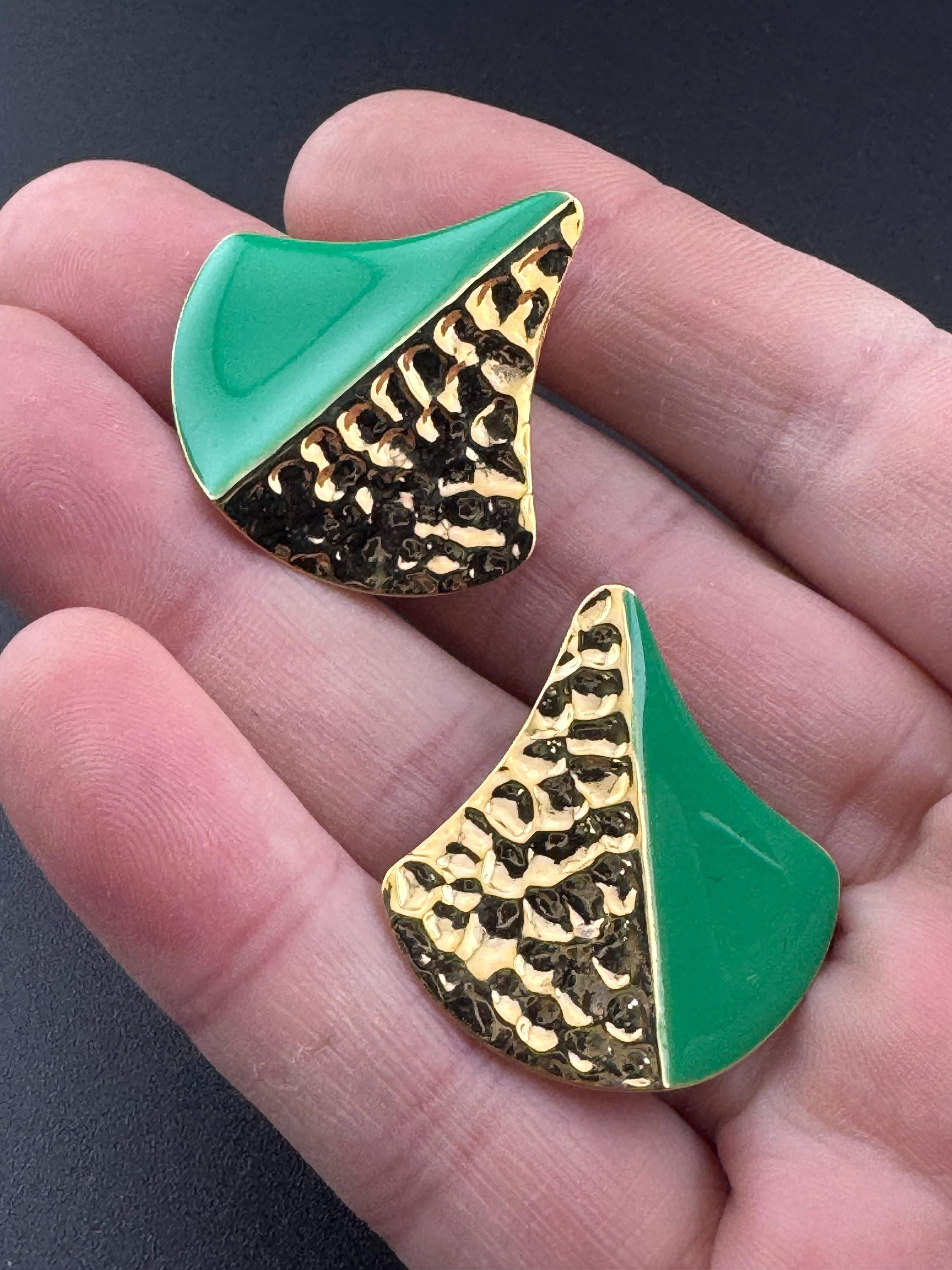 Vintage 80s bright green enamel gold tone two tone textured stud earrings for pierced ears unworn