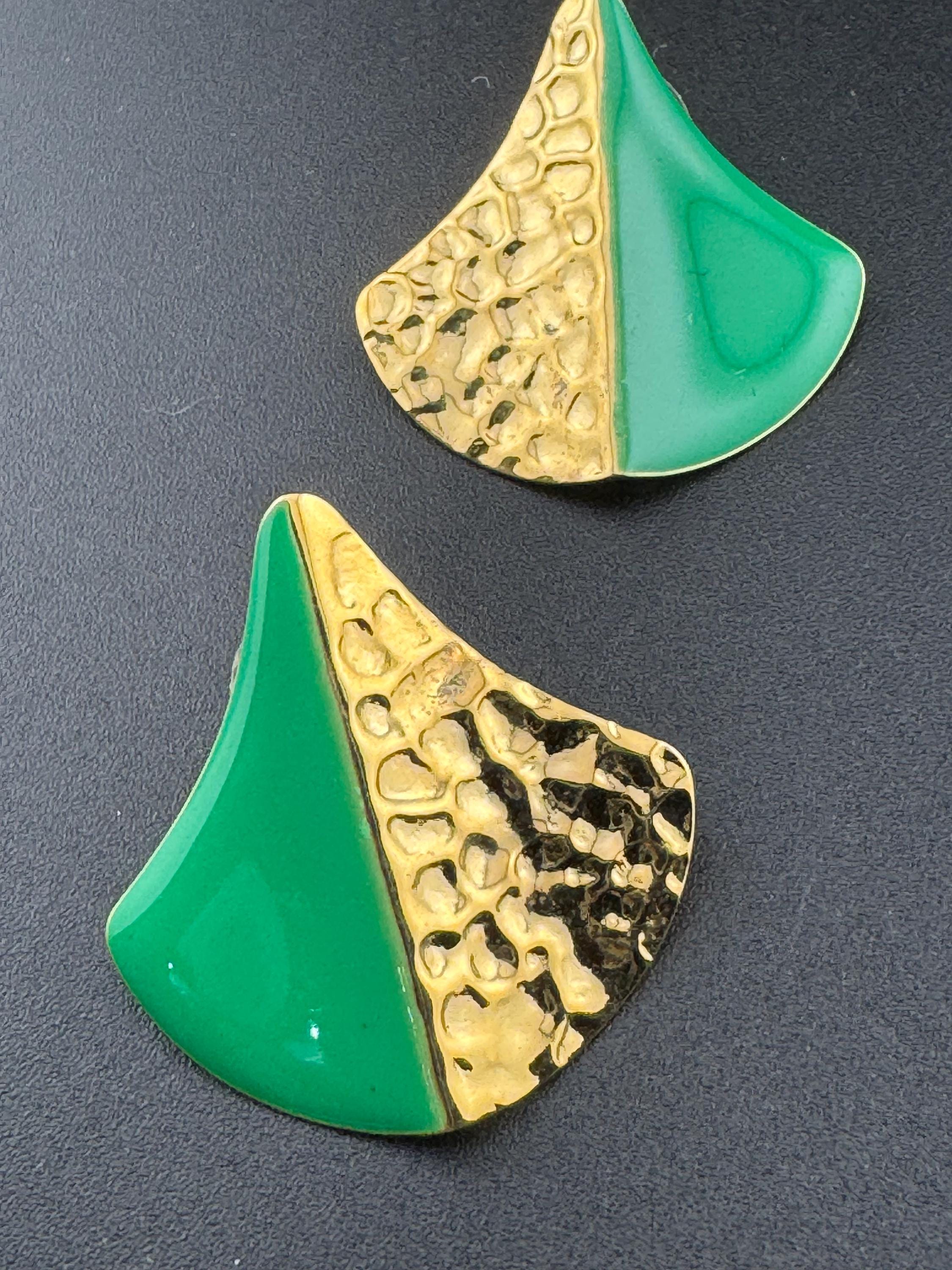 Vintage 80s bright green enamel gold tone two tone textured stud earrings for pierced ears unworn