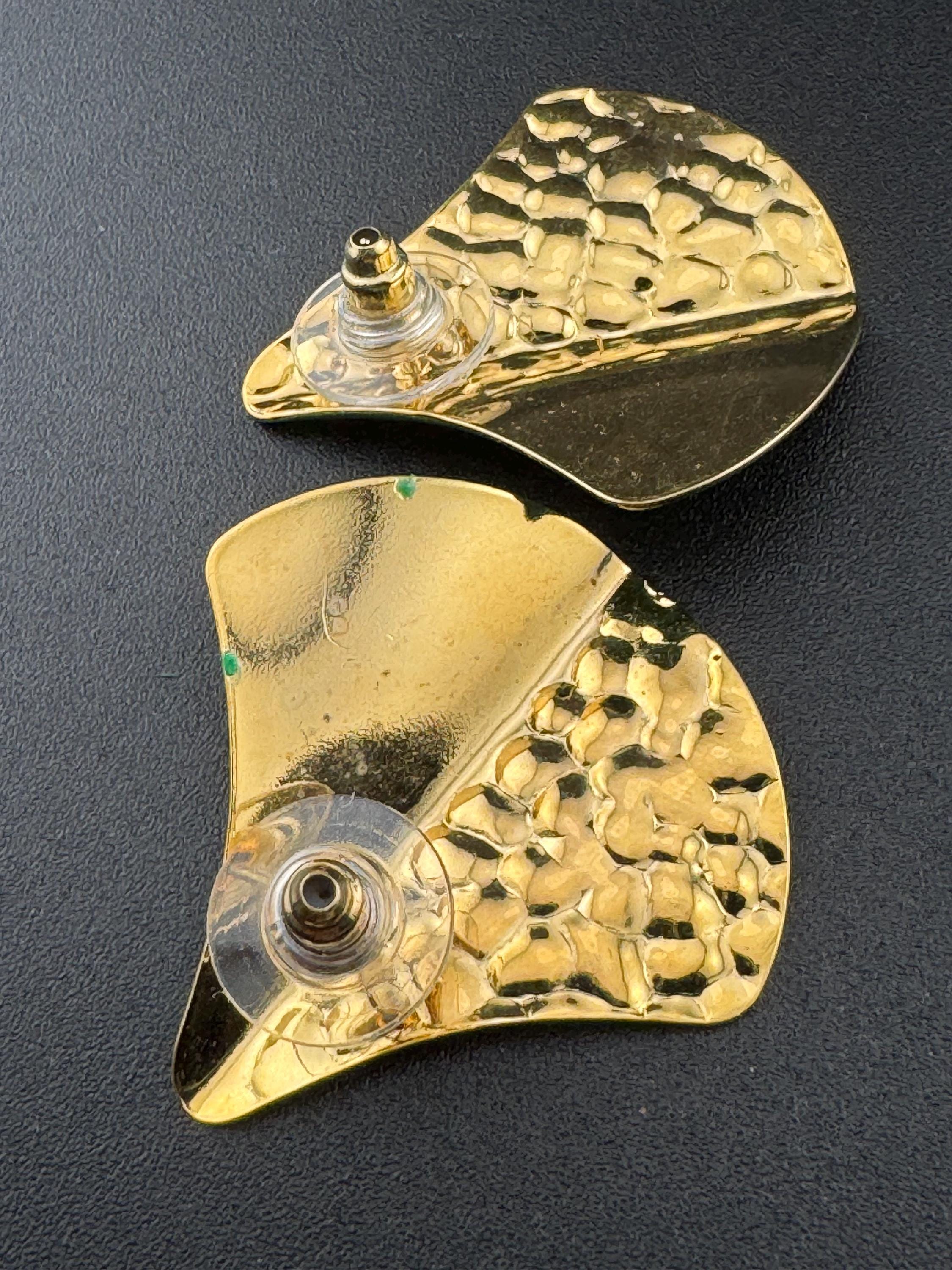 Vintage 80s bright green enamel gold tone two tone textured stud earrings for pierced ears unworn