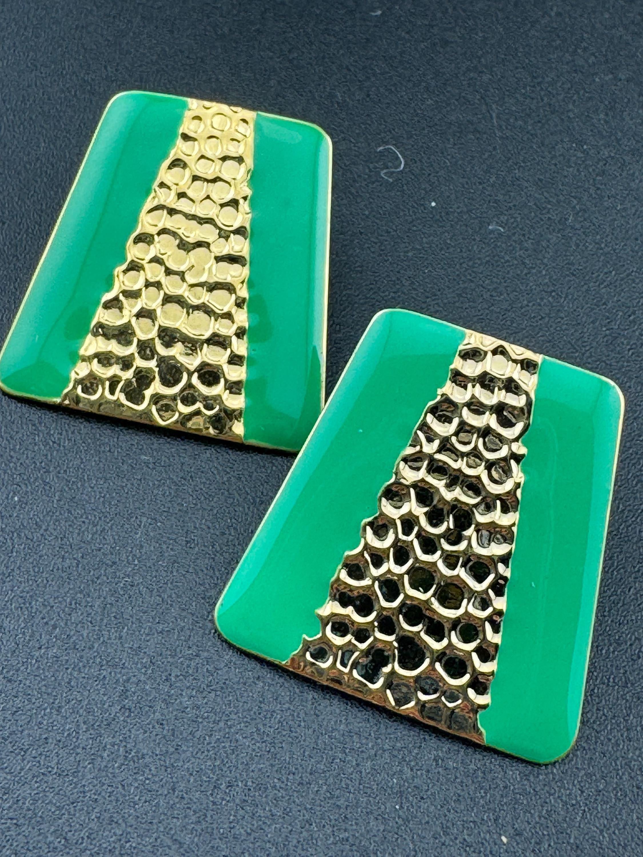 Vintage 80s bright green enamel gold tone two tone textured stud earrings for pierced ears unworn