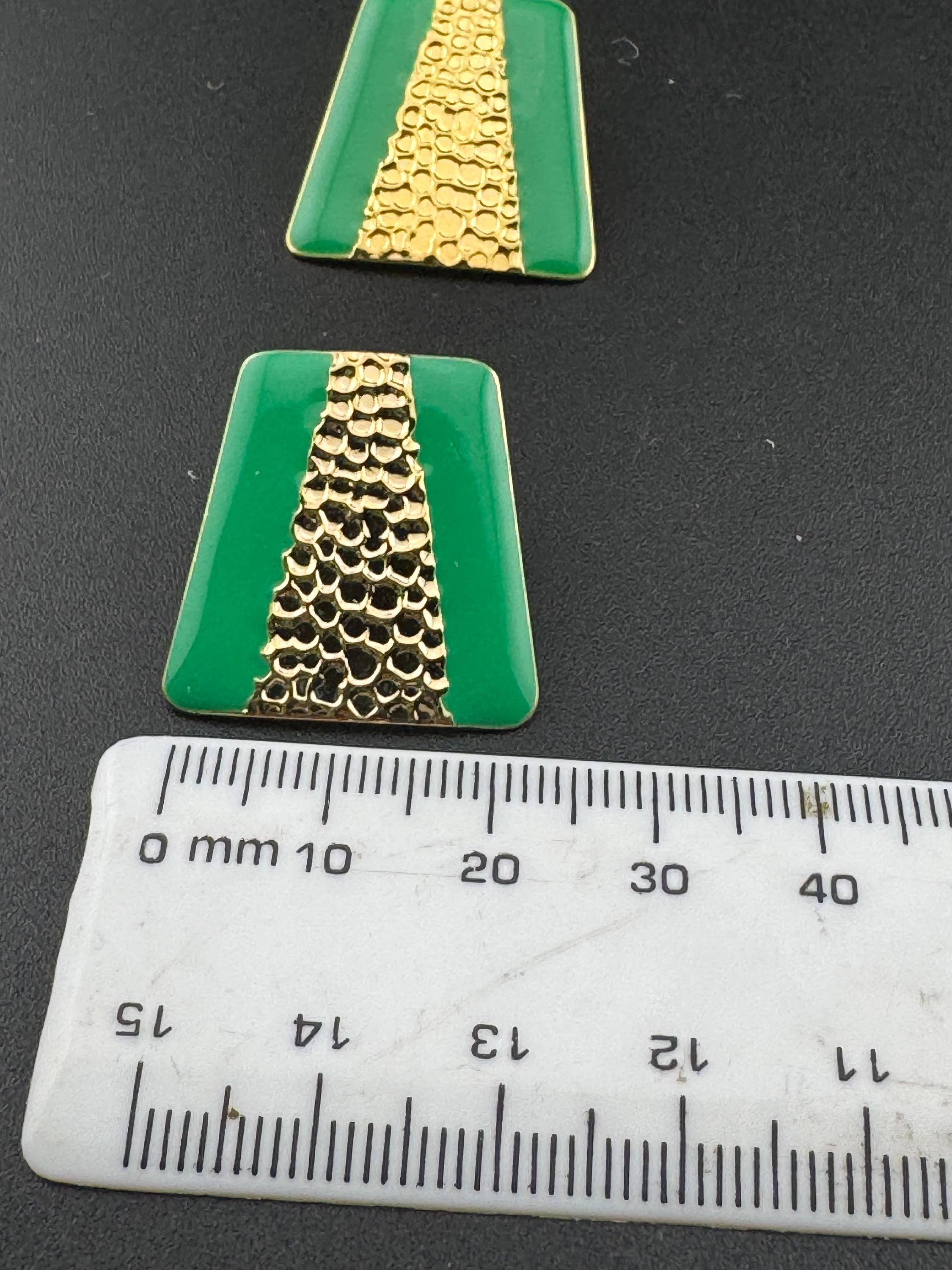 Vintage 80s bright green enamel gold tone two tone textured stud earrings for pierced ears unworn