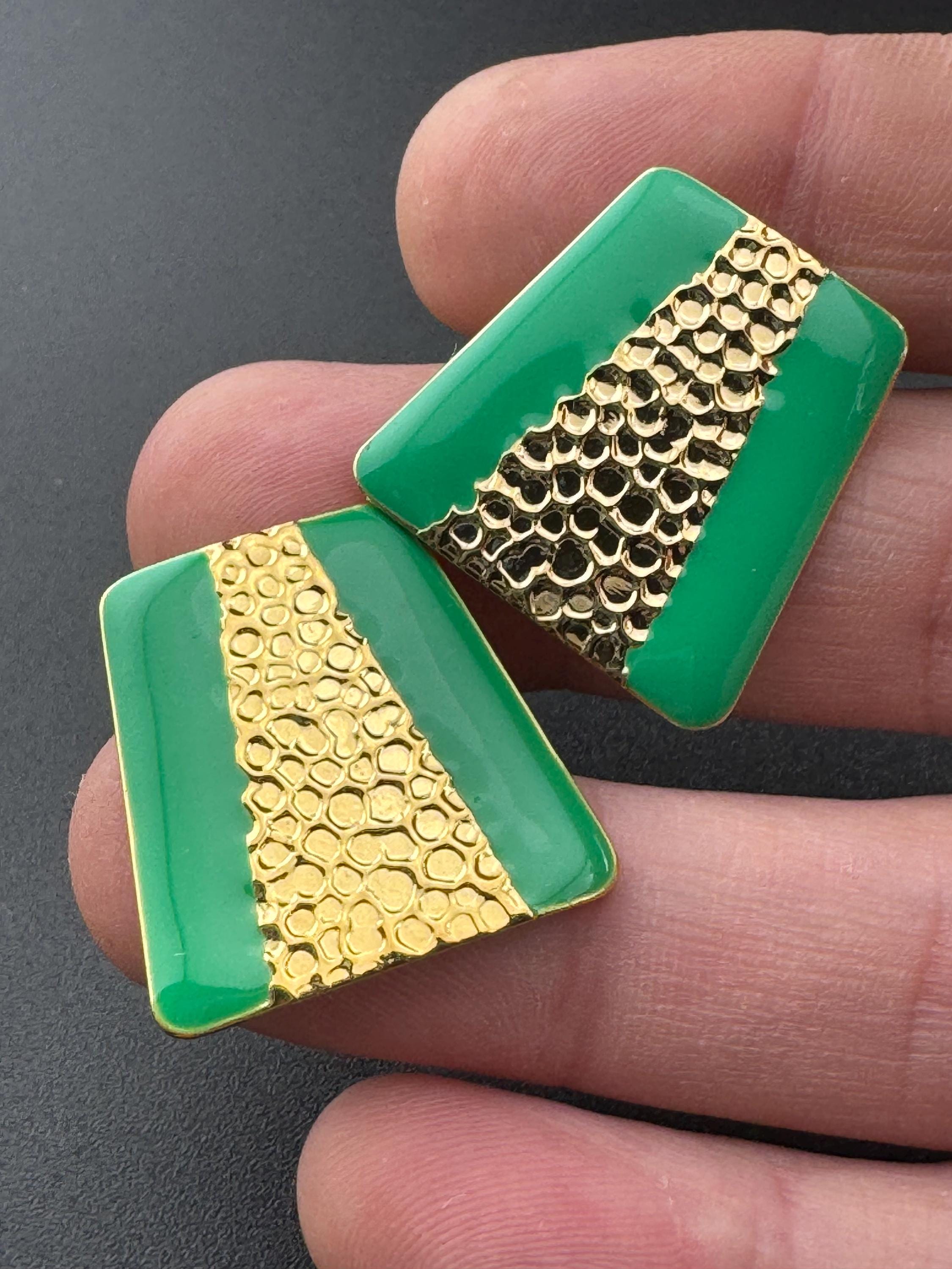 Vintage 80s bright green enamel gold tone two tone textured stud earrings for pierced ears unworn