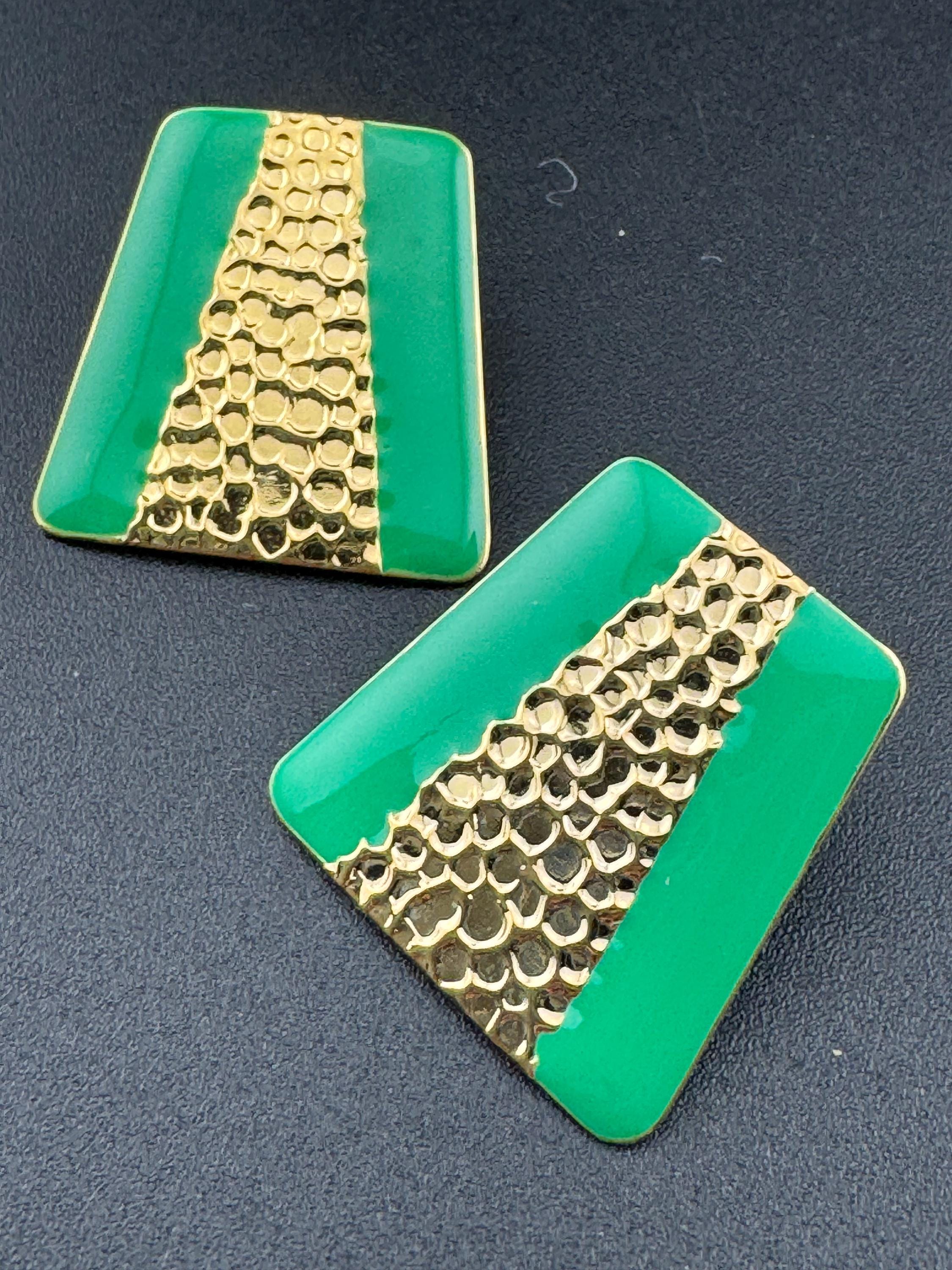 Vintage 80s bright green enamel gold tone two tone textured stud earrings for pierced ears unworn