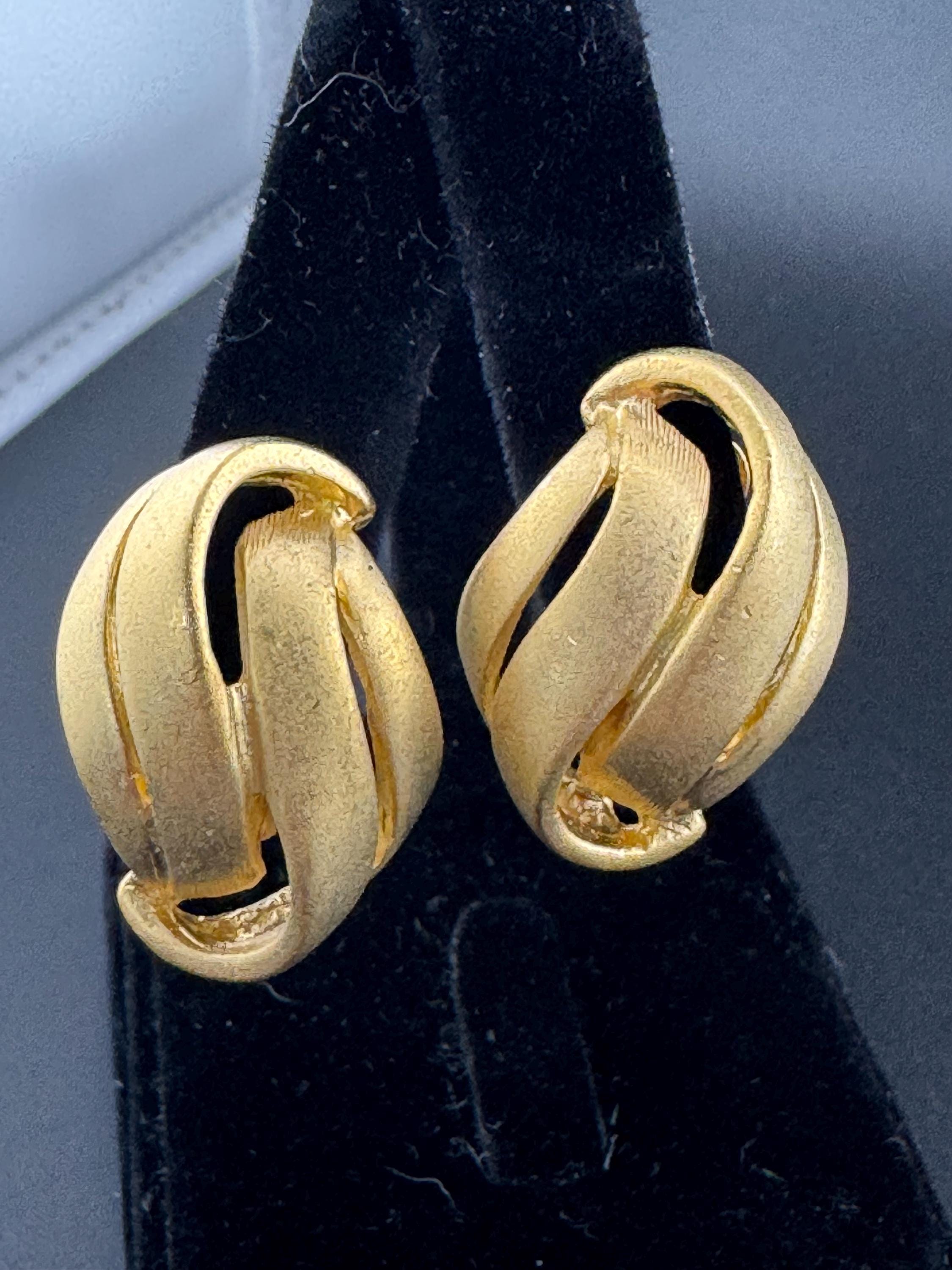 Matt gold tone Vintage 2.75cm abstract leaf yellow metal clip on earrings, studs